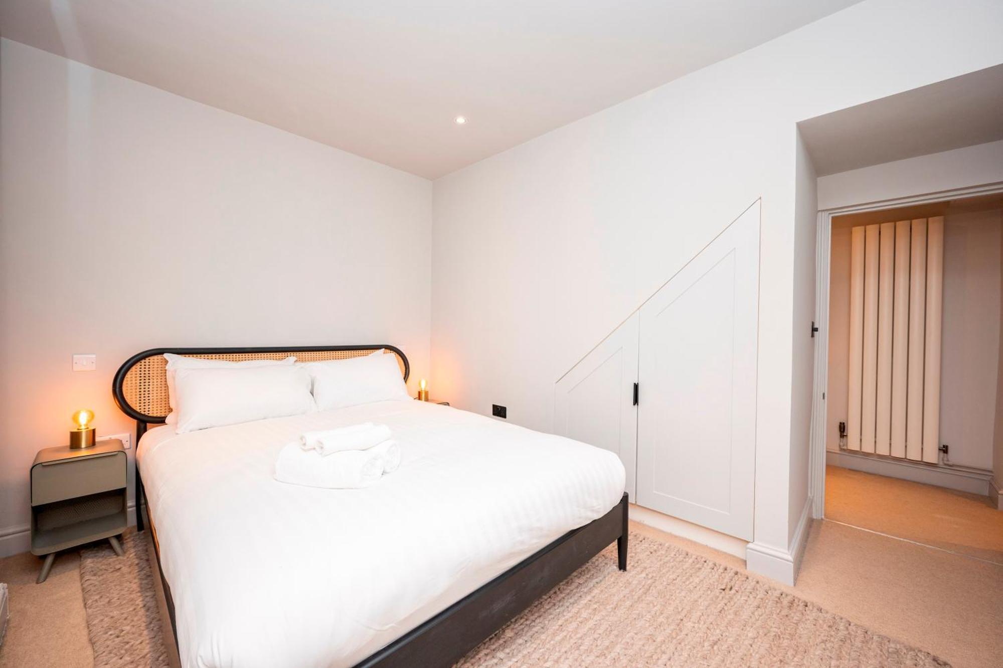 Pass The Keys Luxury Stylish Duplex With Private Garden Apartment London