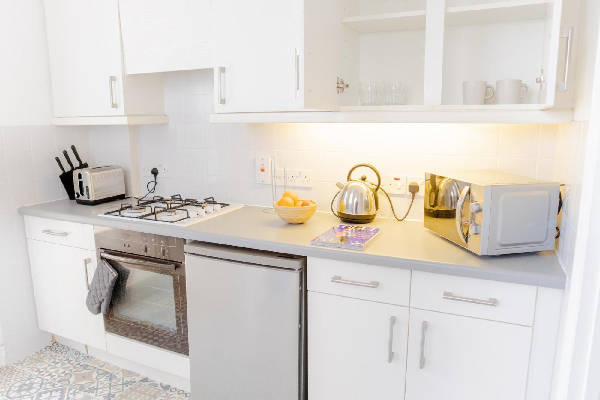 Lovely & Charming One-bedroom House With Parking And Garden Views In Vakantiehuis *