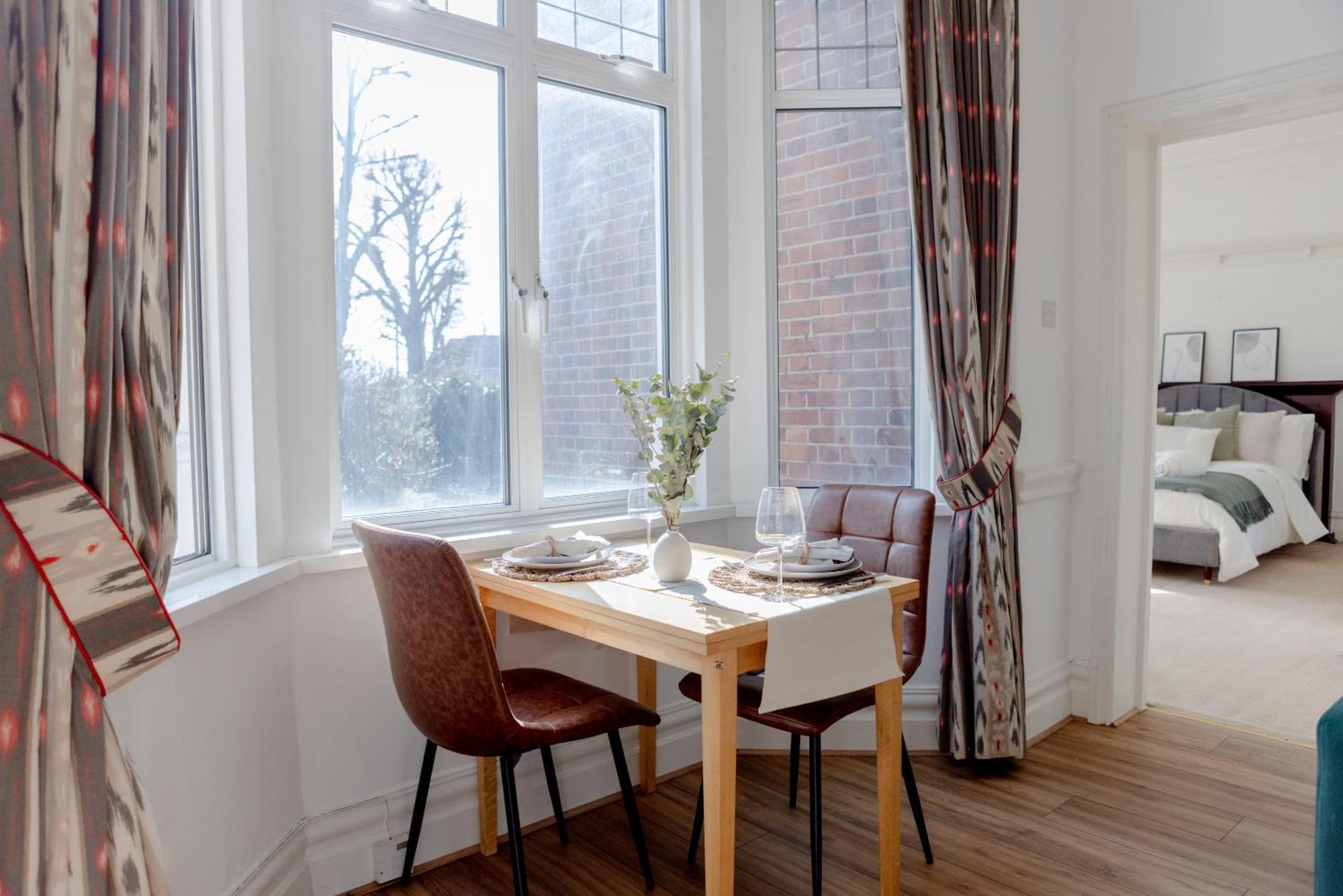 Lovely & Charming One-bedroom House With Parking And Garden Views In Vakantiehuis Londen