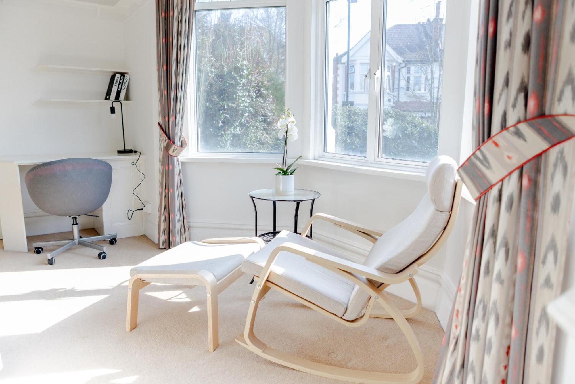 Vakantiehuis Lovely & Charming One-bedroom House With Parking And Garden Views In *