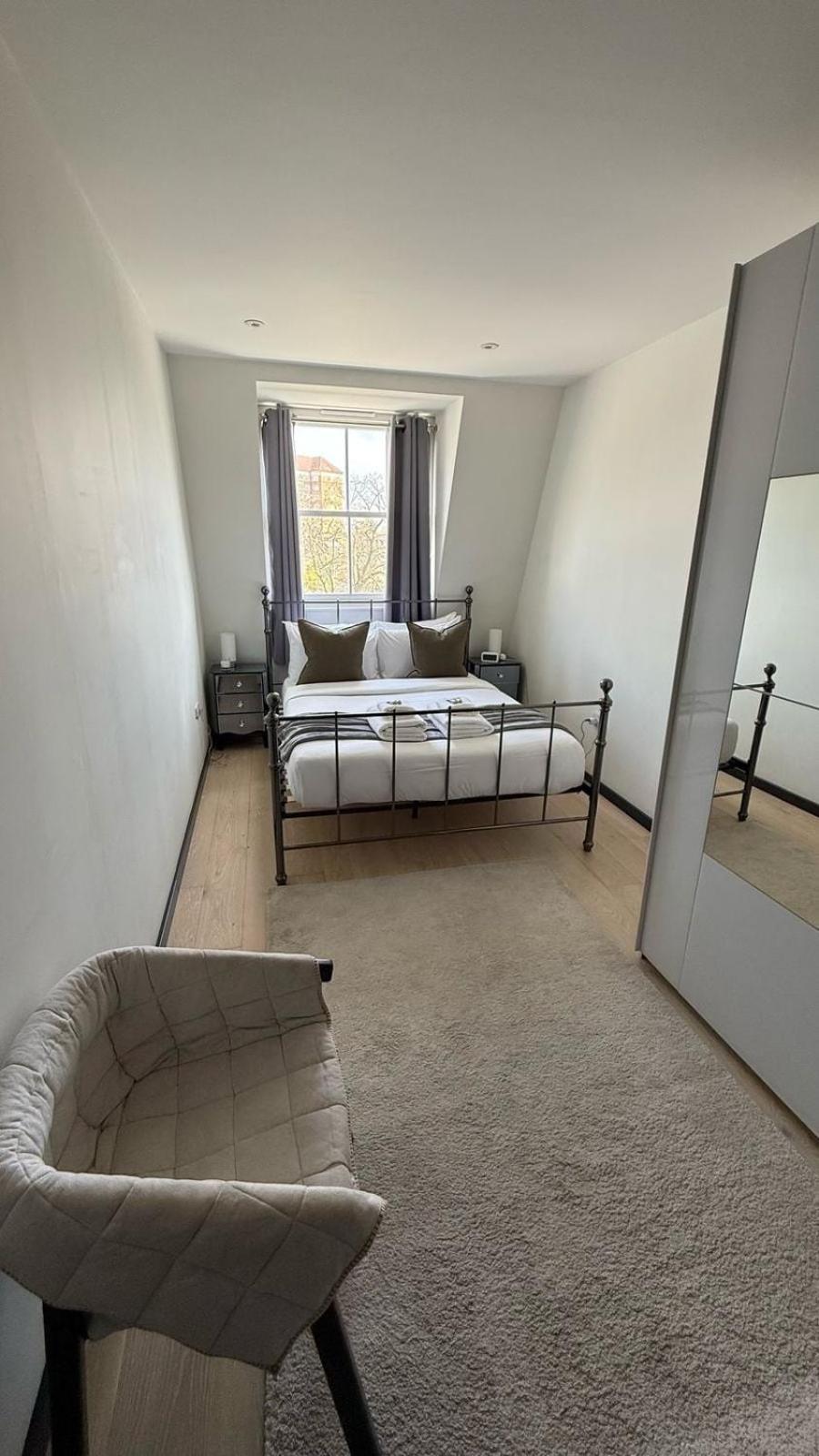 Apartment Amazing 2br Flat, Free Parking, By Battersea *