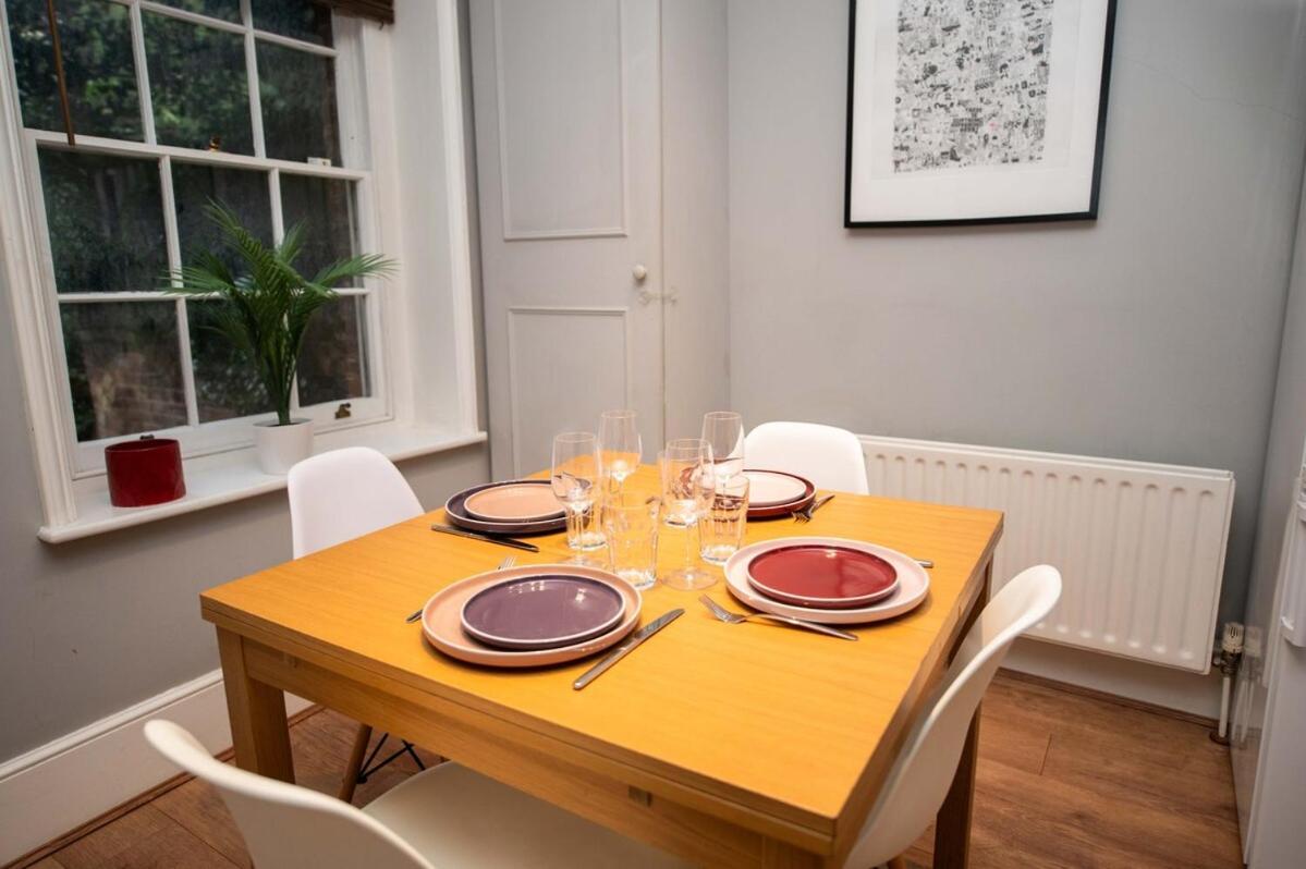Spacious Mews Flat With Parking London