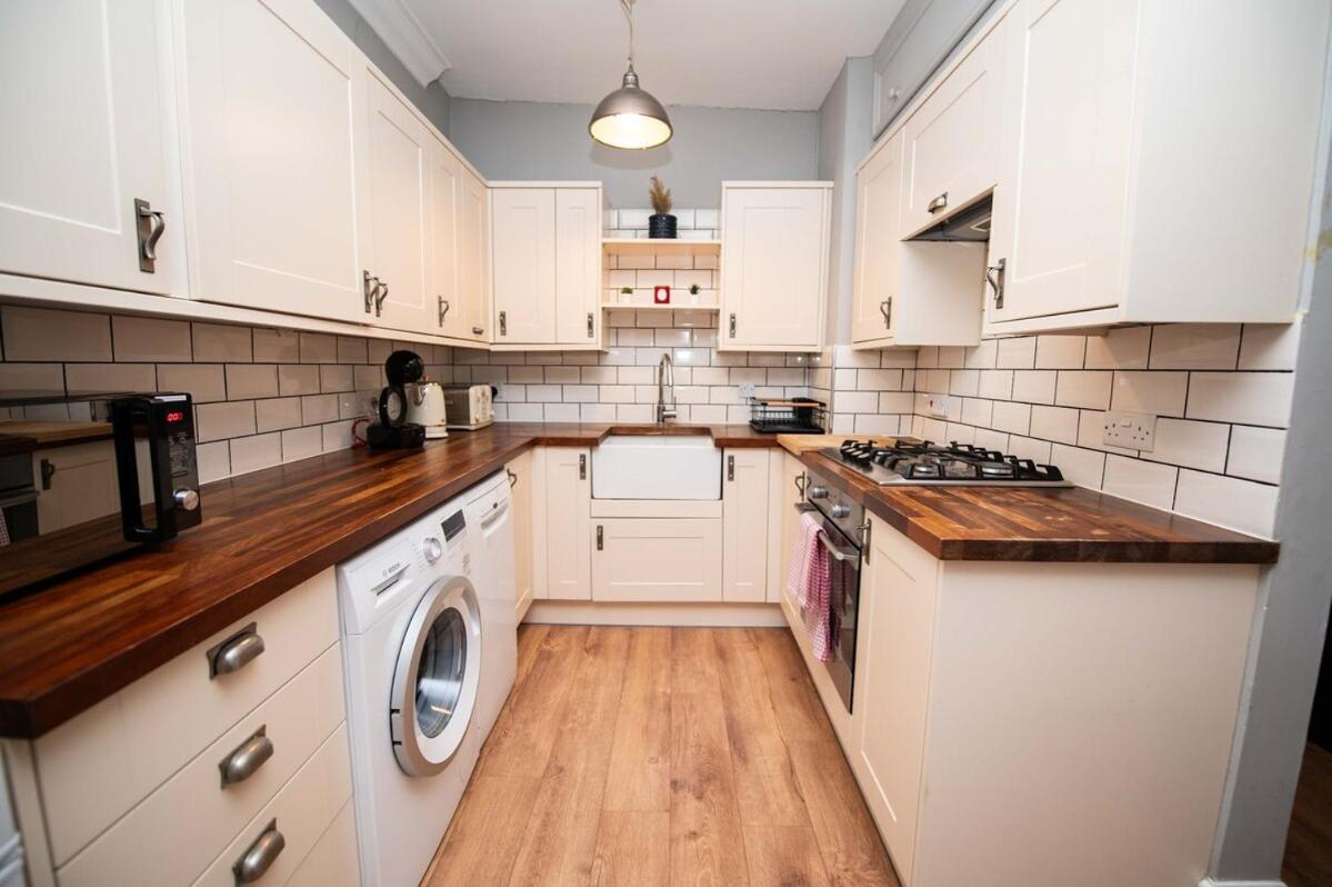 Spacious Mews Flat With Parking Apartment *