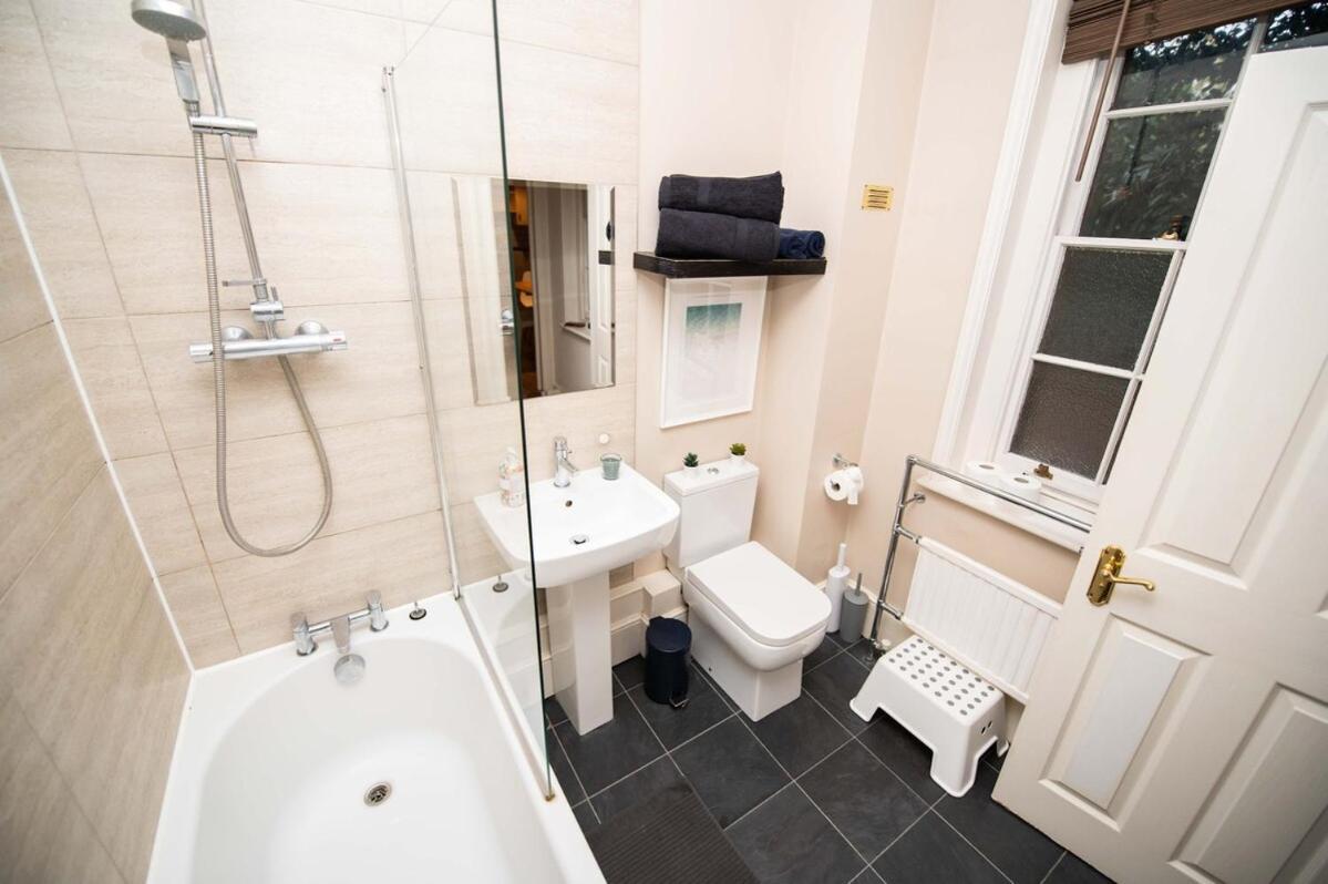Spacious Mews Flat With Parking Apartment London