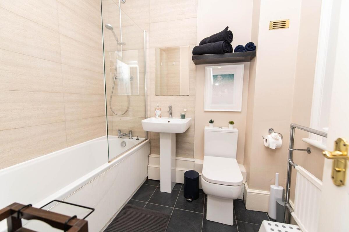 Spacious Mews Flat With Parking Apartment London