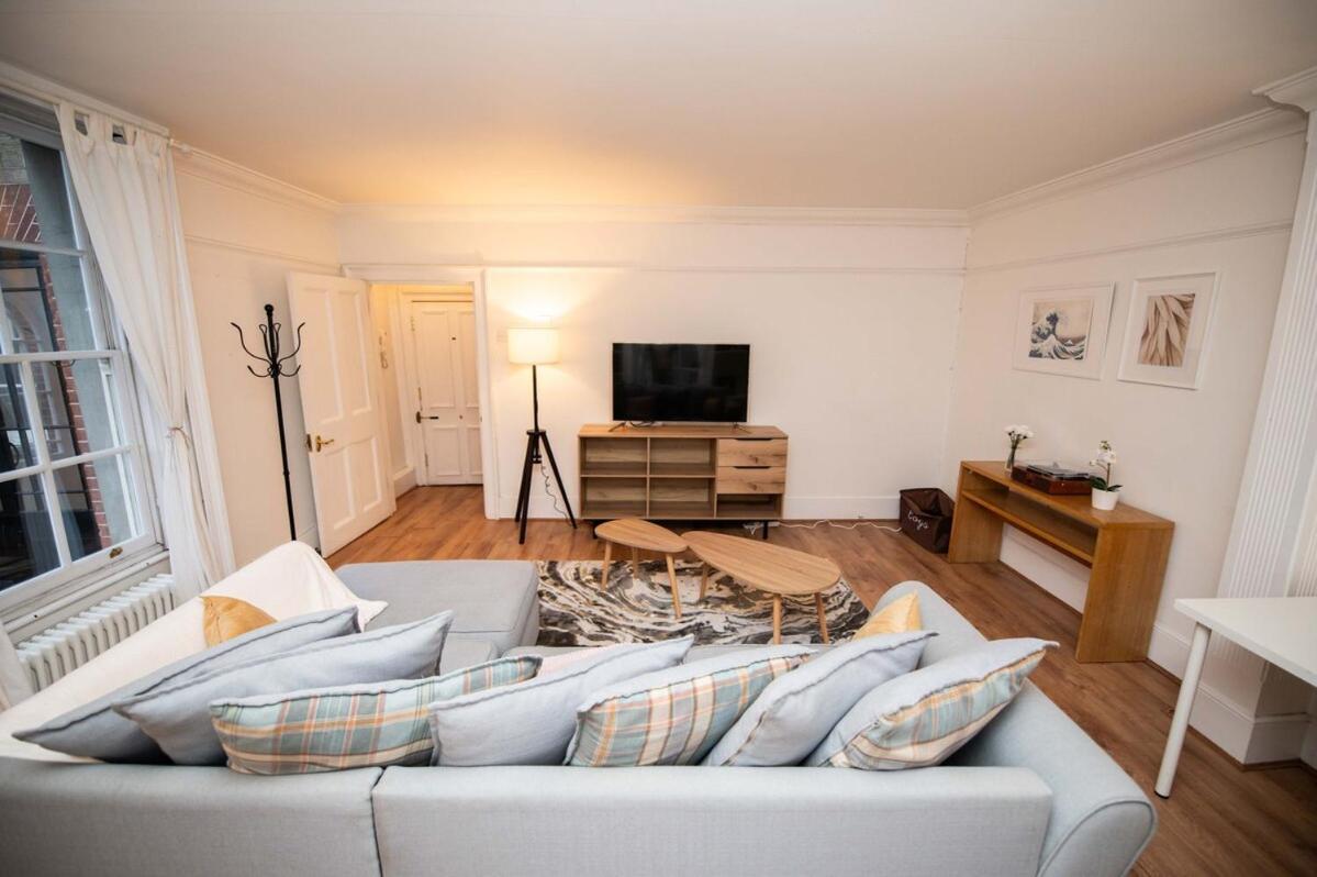 Spacious Mews Flat With Parking London
