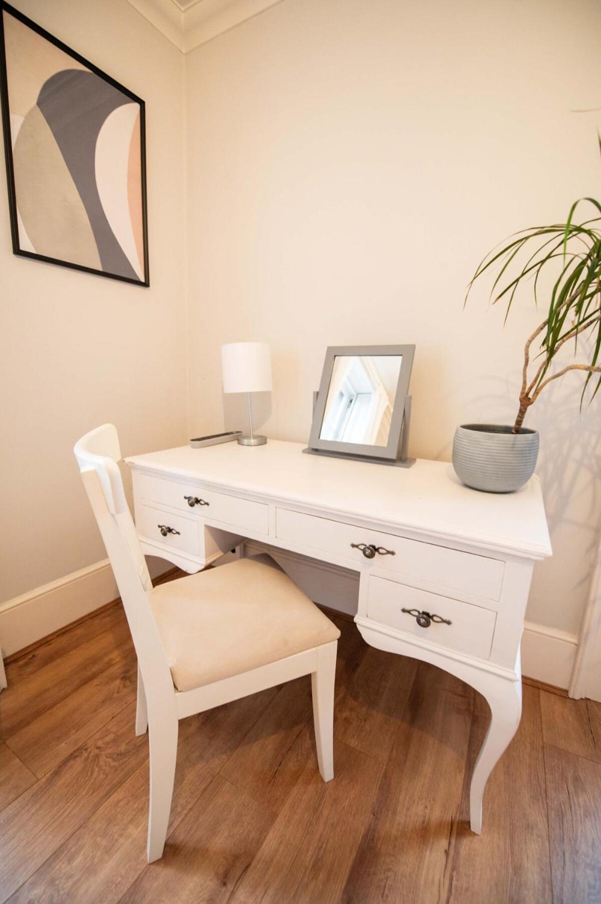 Spacious Mews Flat With Parking Apartment