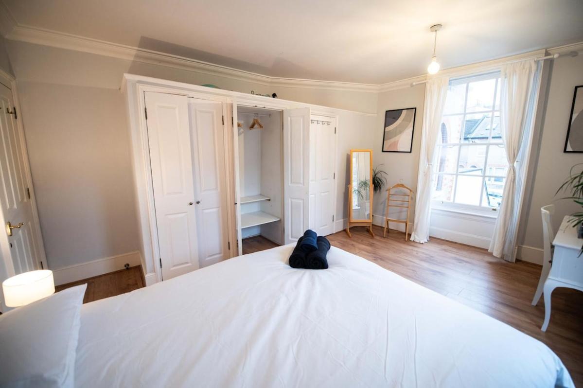 Spacious Mews Flat With Parking Apartment London