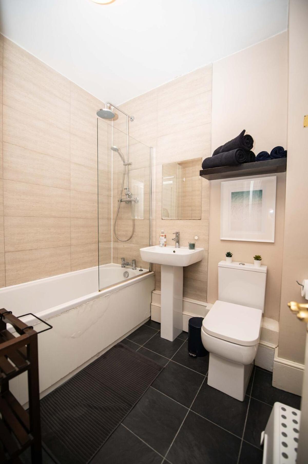 Spacious Mews Flat With Parking Apartment *