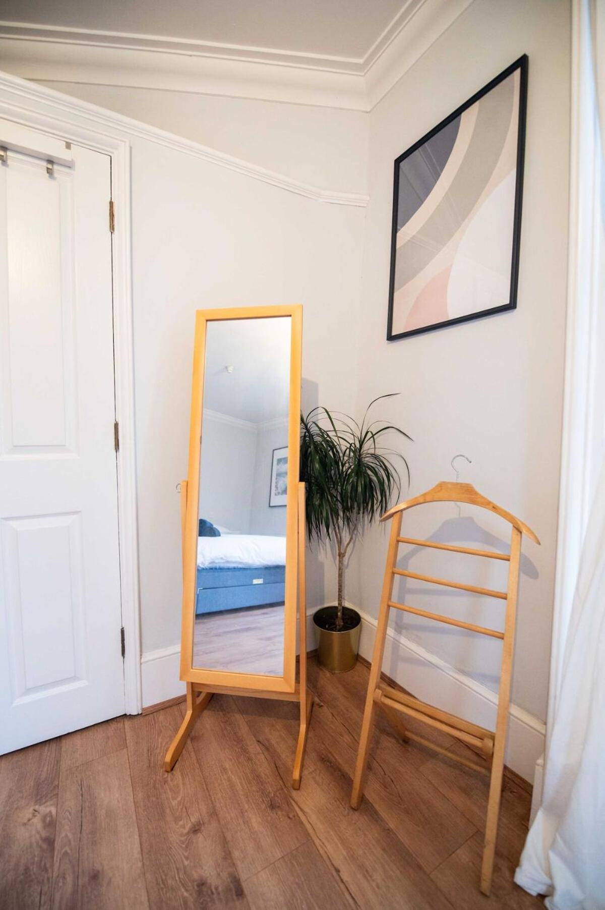 Spacious Mews Flat With Parking *