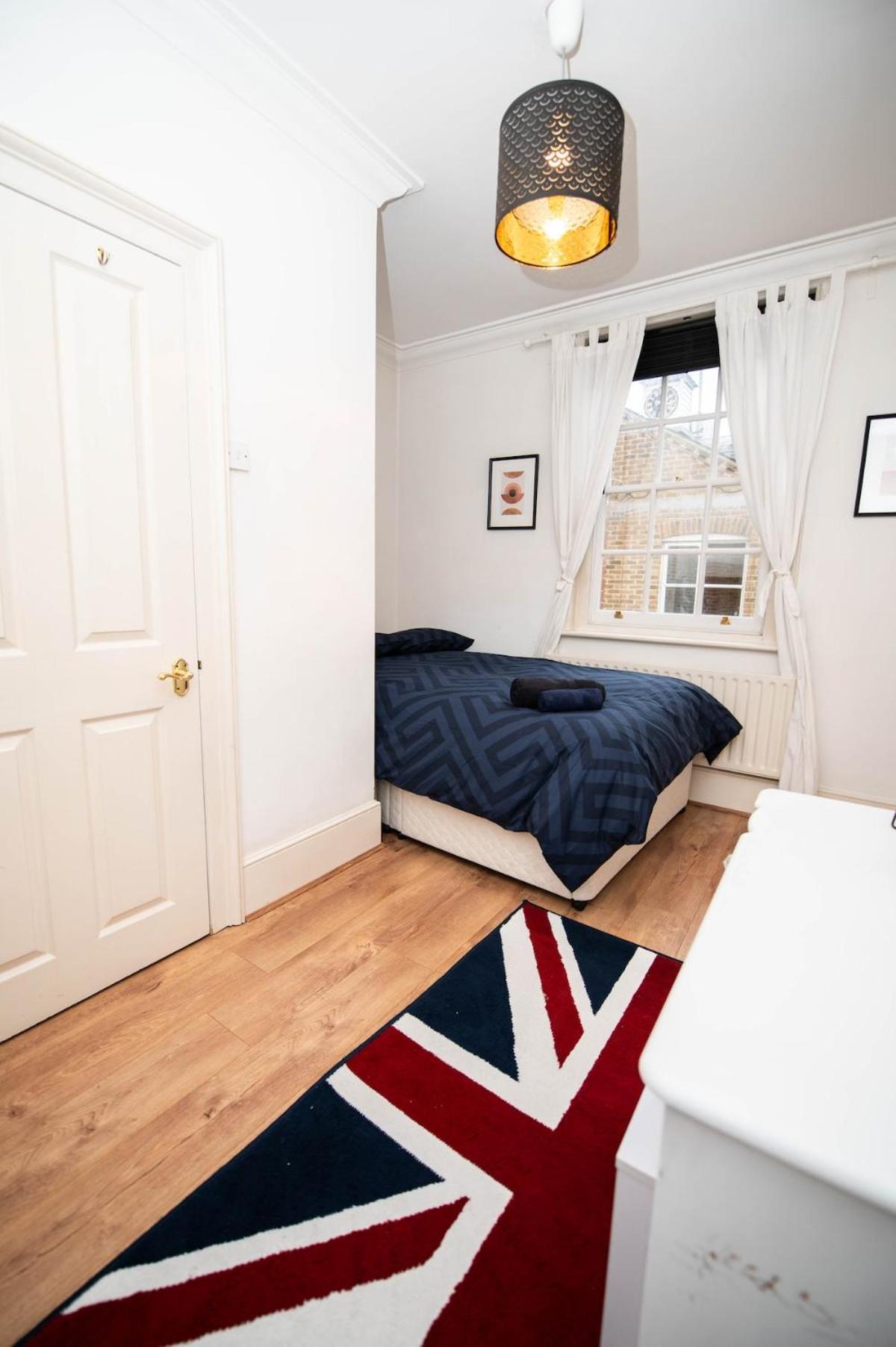 Spacious Mews Flat With Parking