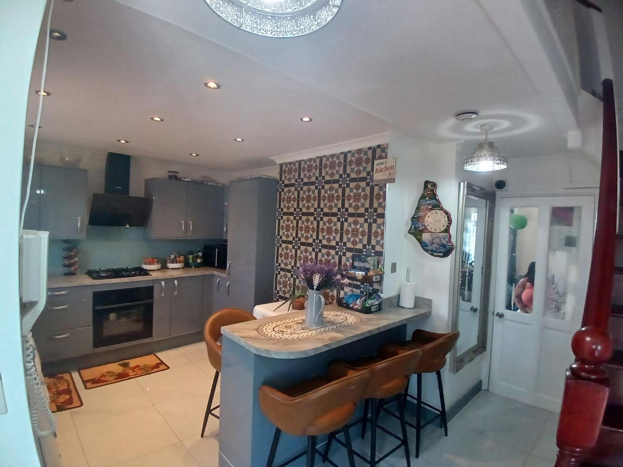 Bed and breakfast 4 Bedroom House Rented By The
