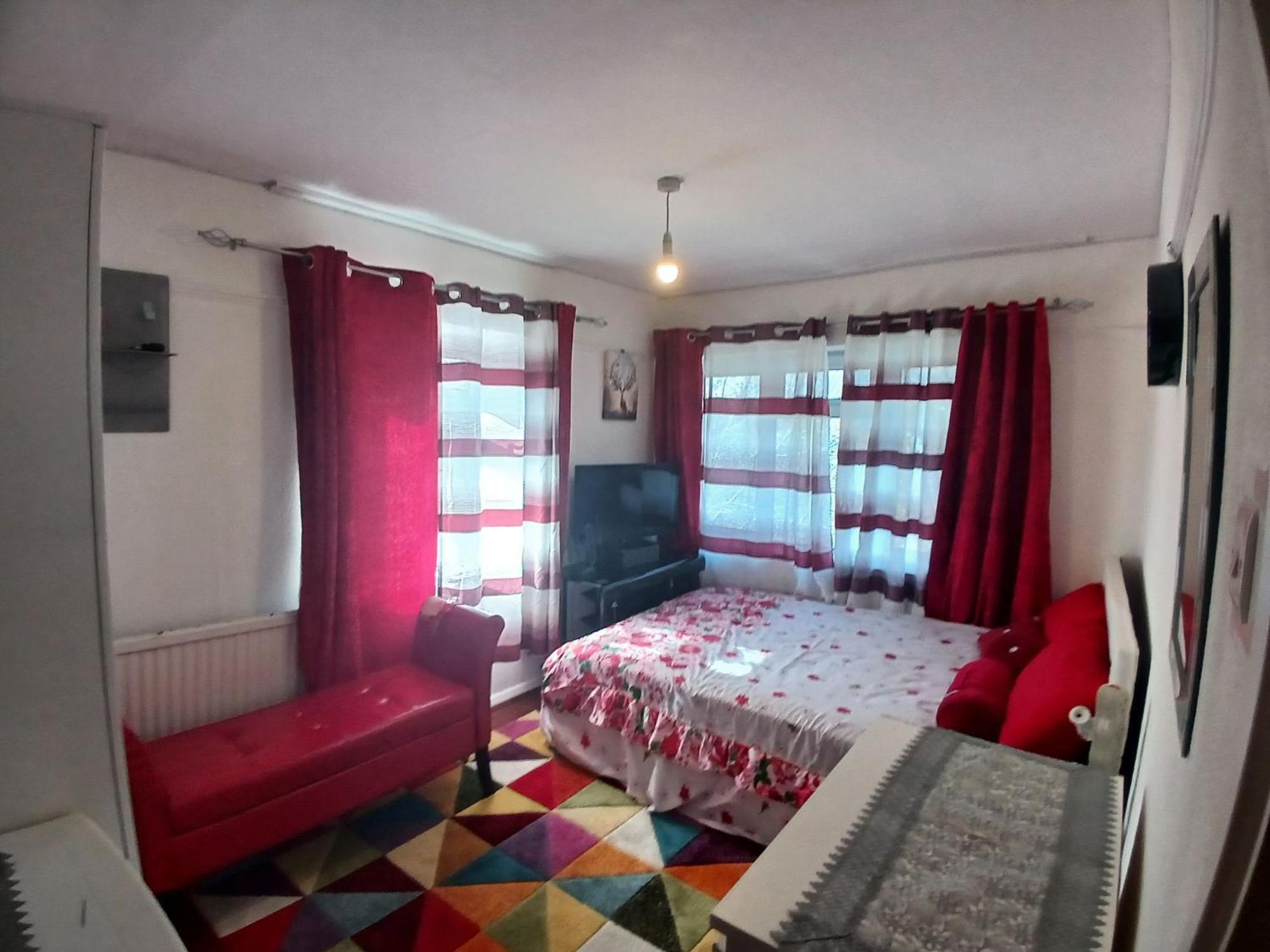 Bed and breakfast 4 Bedroom House Rented By The