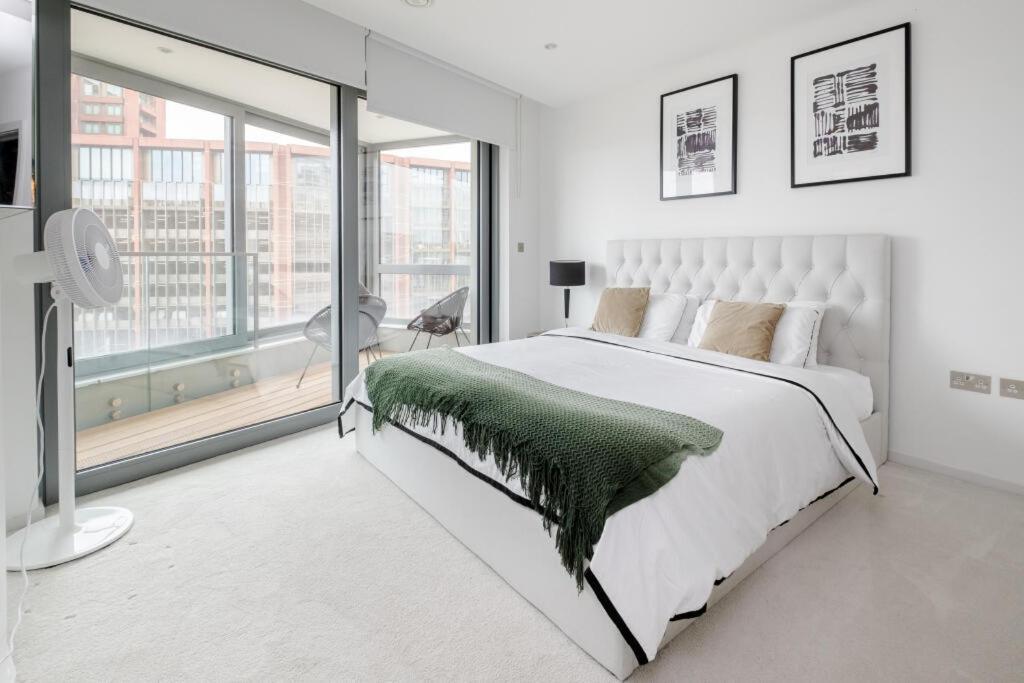 Serene Private Townhouse With Ac & Balcony For 6 Londen