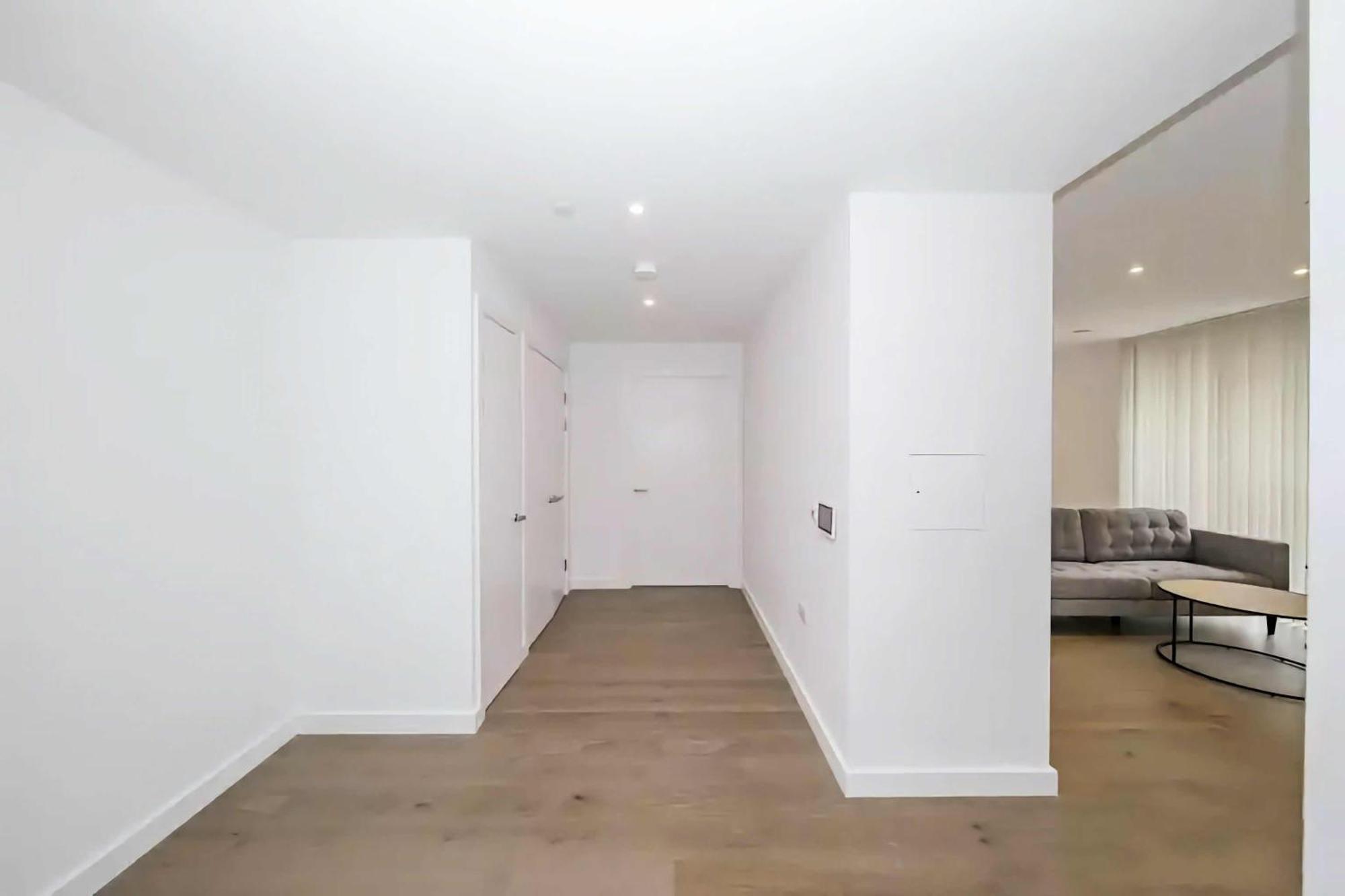 Luxury With Private Balcony In Zone 1 *