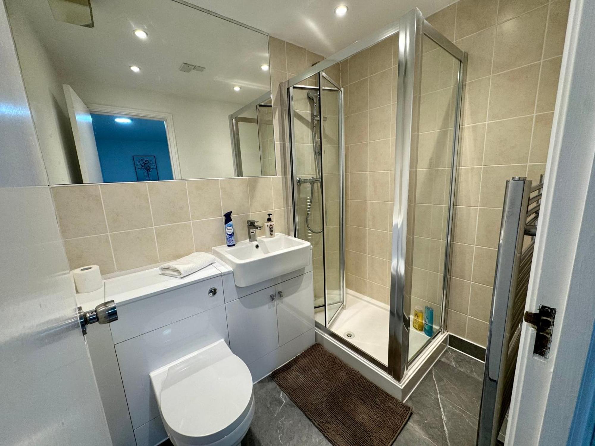 Amazing Riverview 3bedrooms, 2bathrooms, Balcony, Parking Apartment *