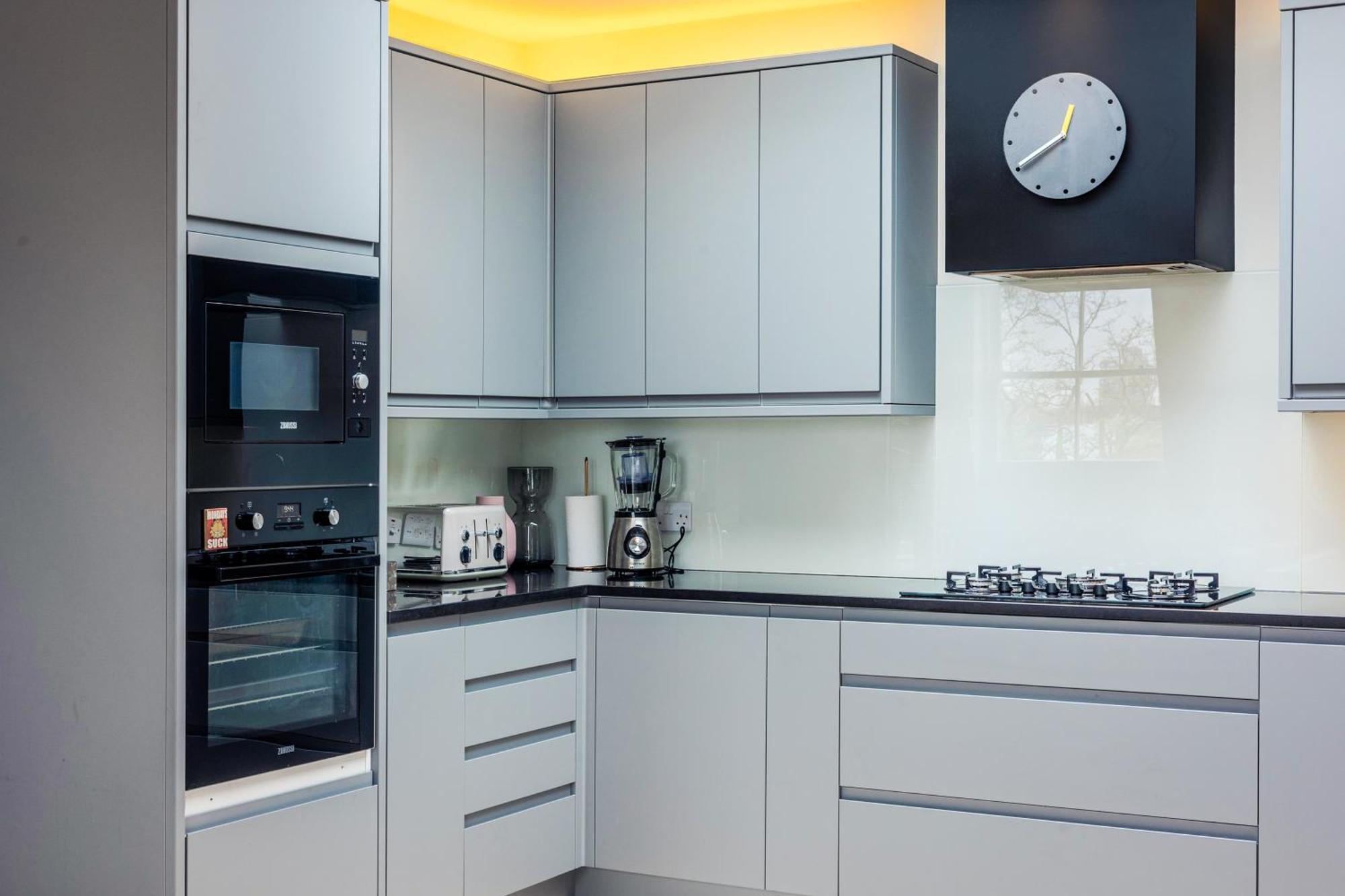 Apartment Amazing 2br Flat, Free Parking, By Battersea *