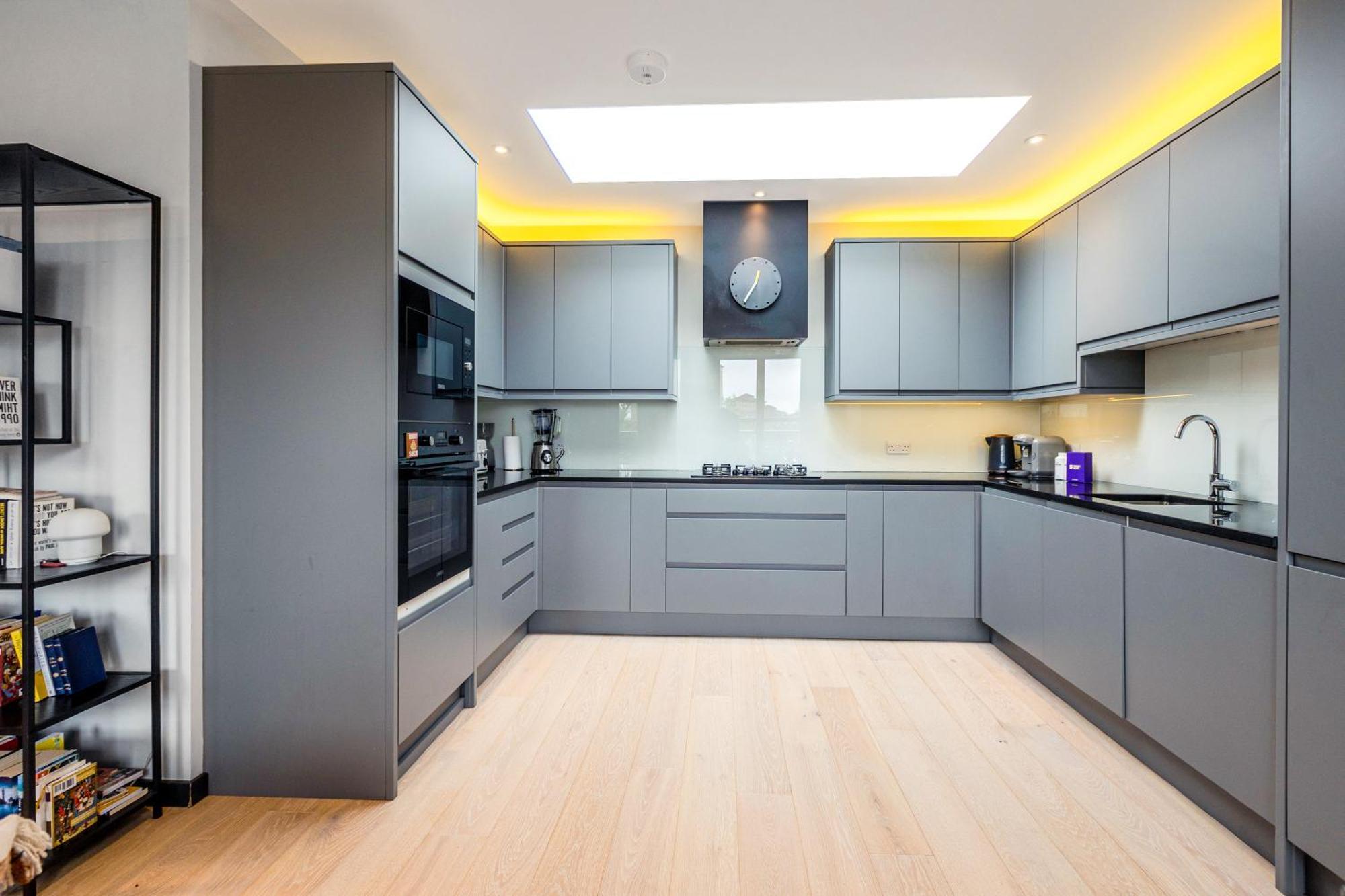 Apartment Amazing 2br Flat, Free Parking, By Battersea