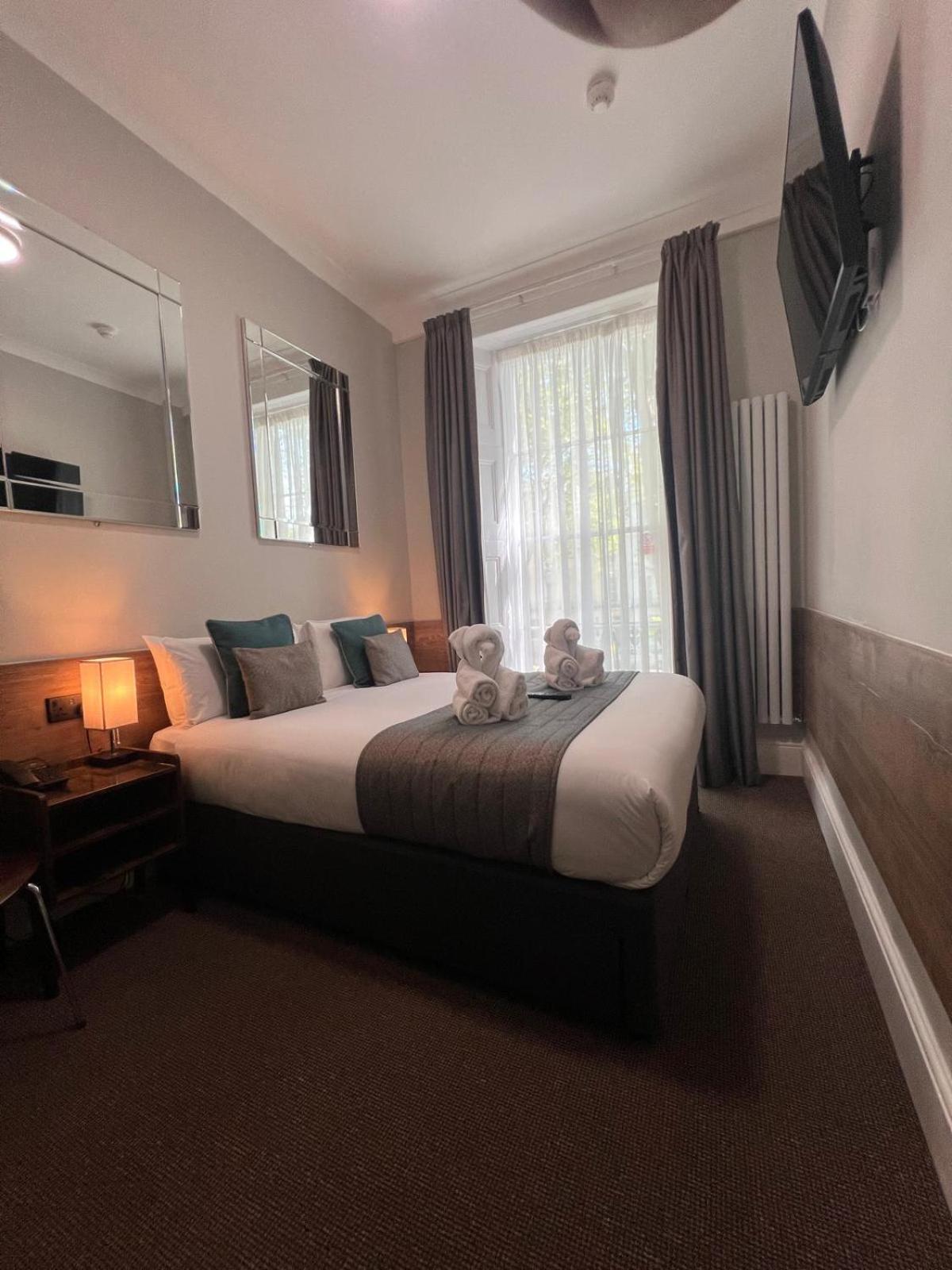 Tudor Court Hotel 3*
