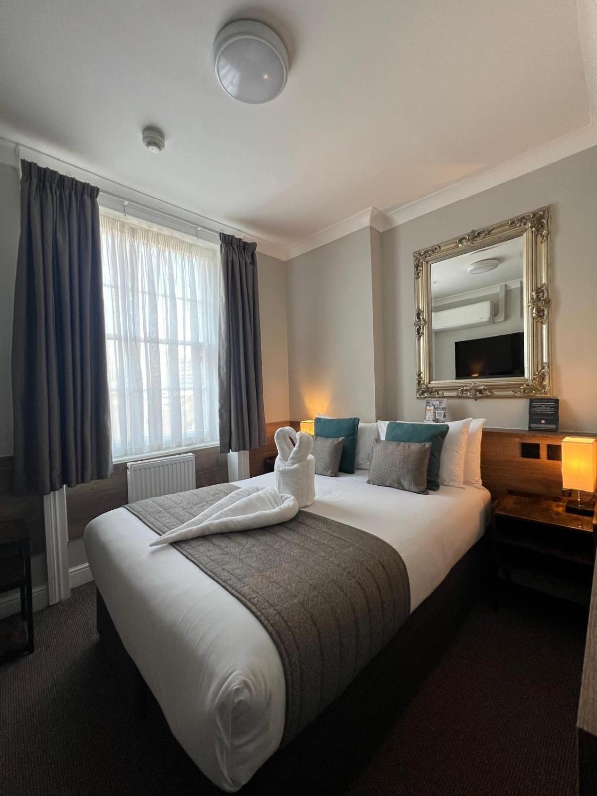 Tudor Court Hotel 3*