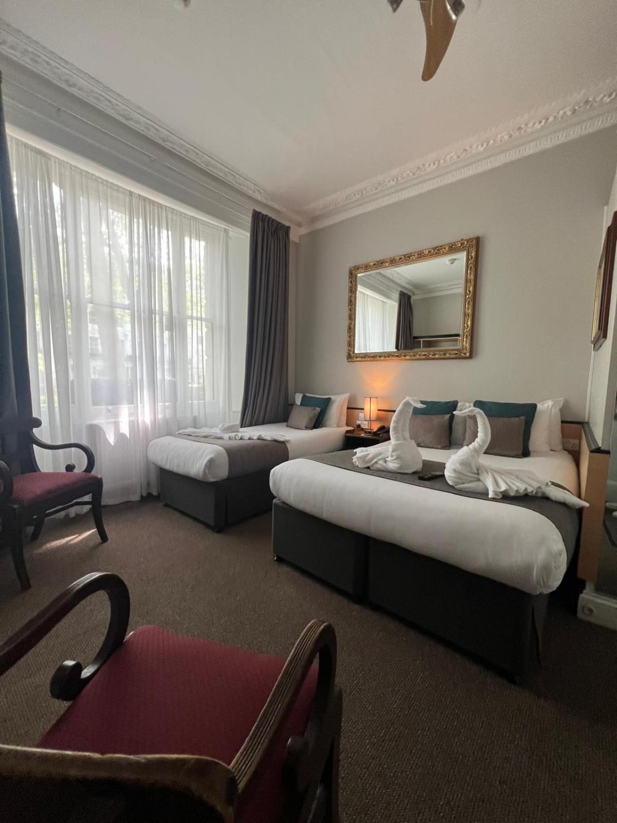Tudor Court 3*