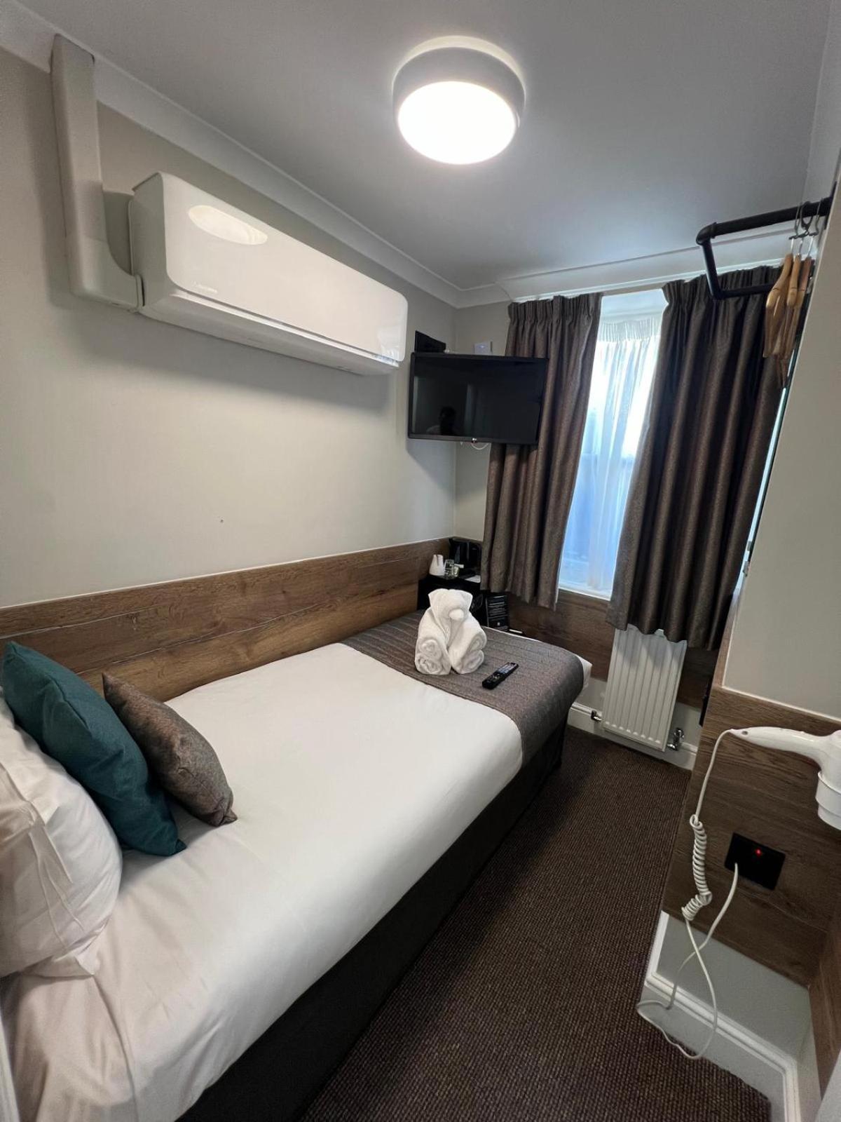 Tudor Court 3*