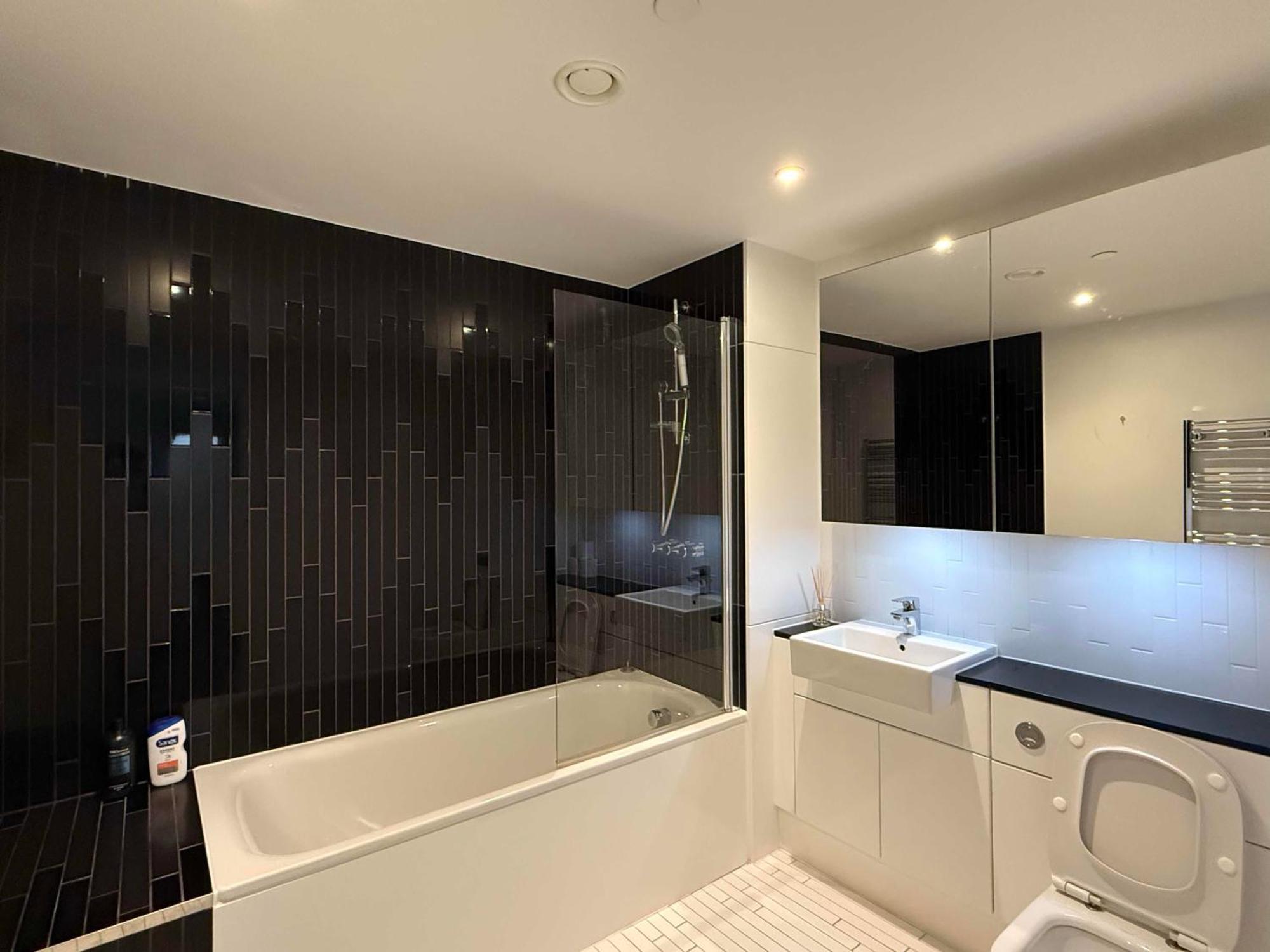 Luxury With Private Balcony In Zone 1 Apartment