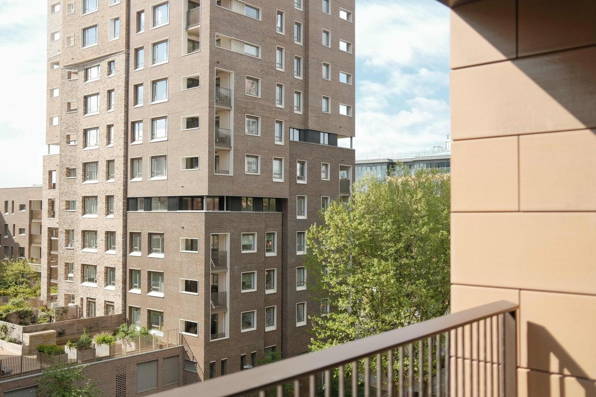 Luxury With Private Balcony In Zone 1 Apartment