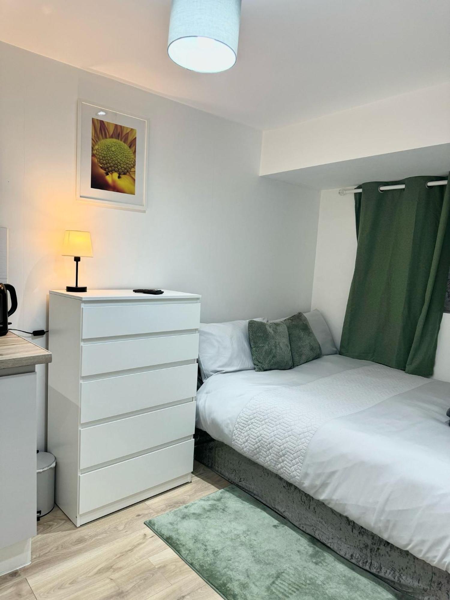 Guest house Light & Lamp, En-suite Studio, In Woolwich