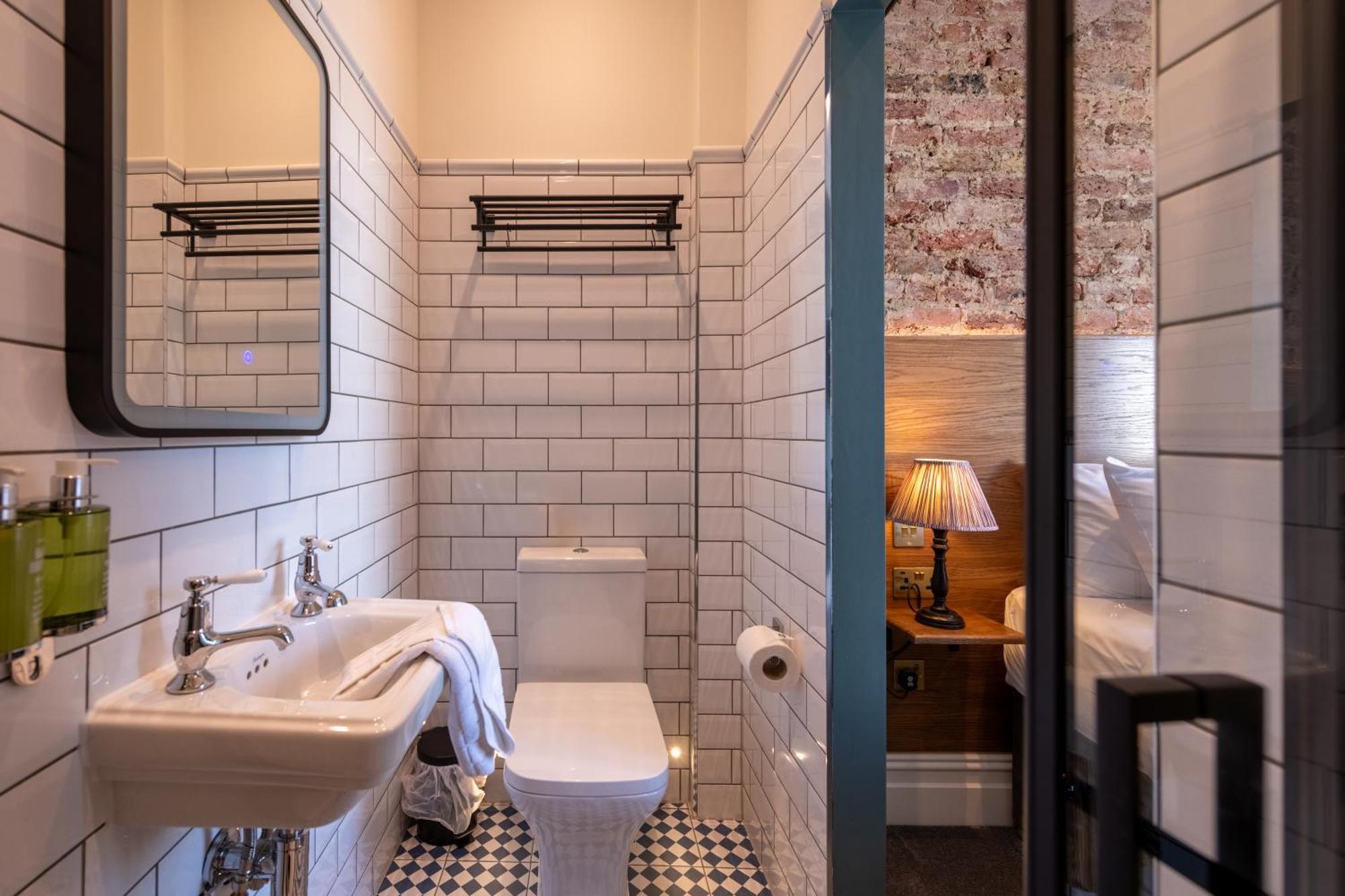 The Crown Pub & 4*