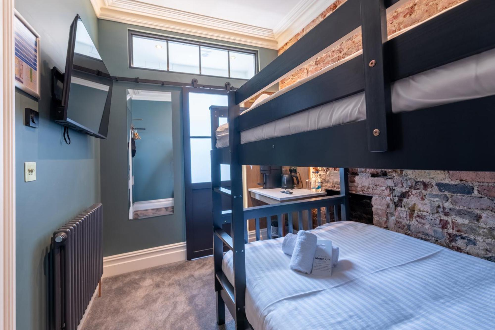 Guest house The Crown Pub & 4*