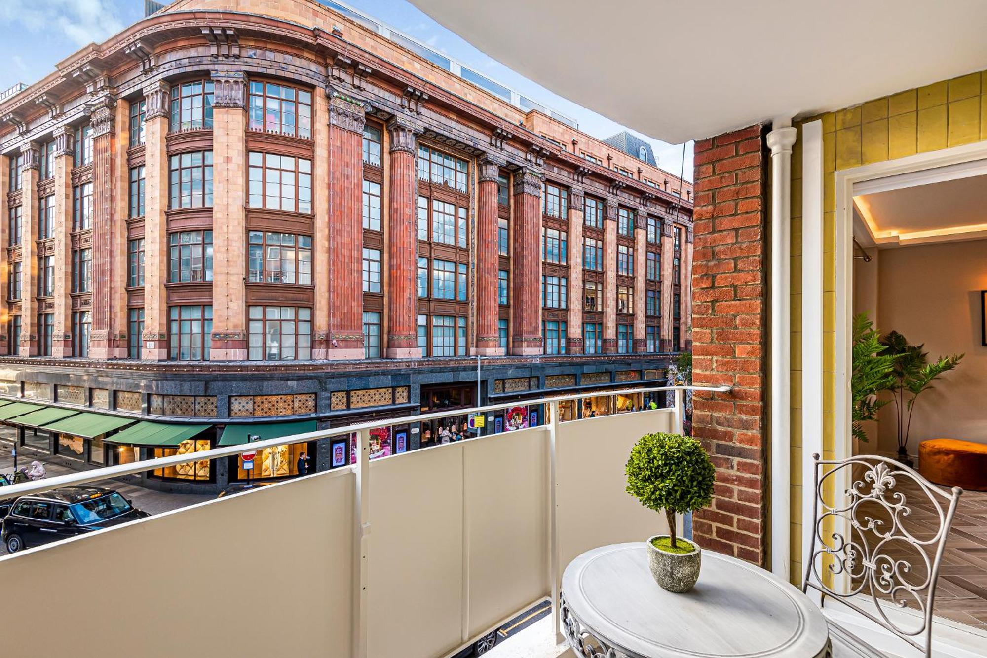 Luxury Flat 2br 2ba With Ac And Private Balcony View Of Harrods Apartment London