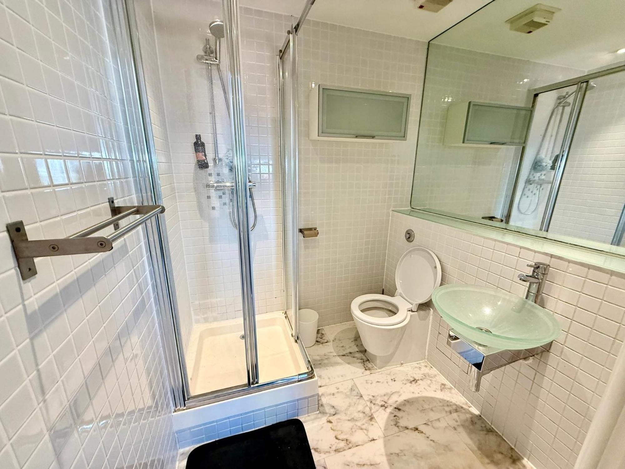 Deluxe Entire With 2x Bedrooms, 2x Bathrooms And A Big Living In The Olympic Park And Westfield At Stratford Aparthotel London