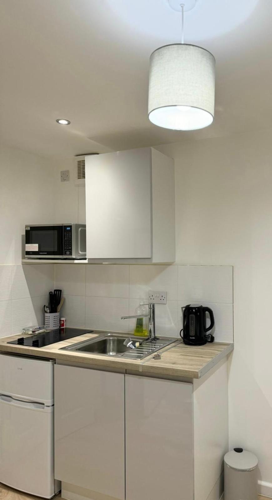 Light & Lamp, En-suite Studio, In Woolwich Guest house London