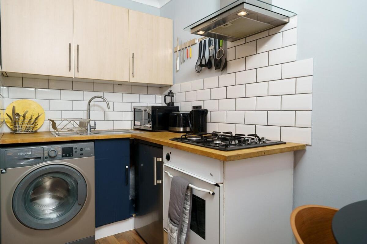 Apartment Stylish Flat 1br With Airbed Sleeps 4 London