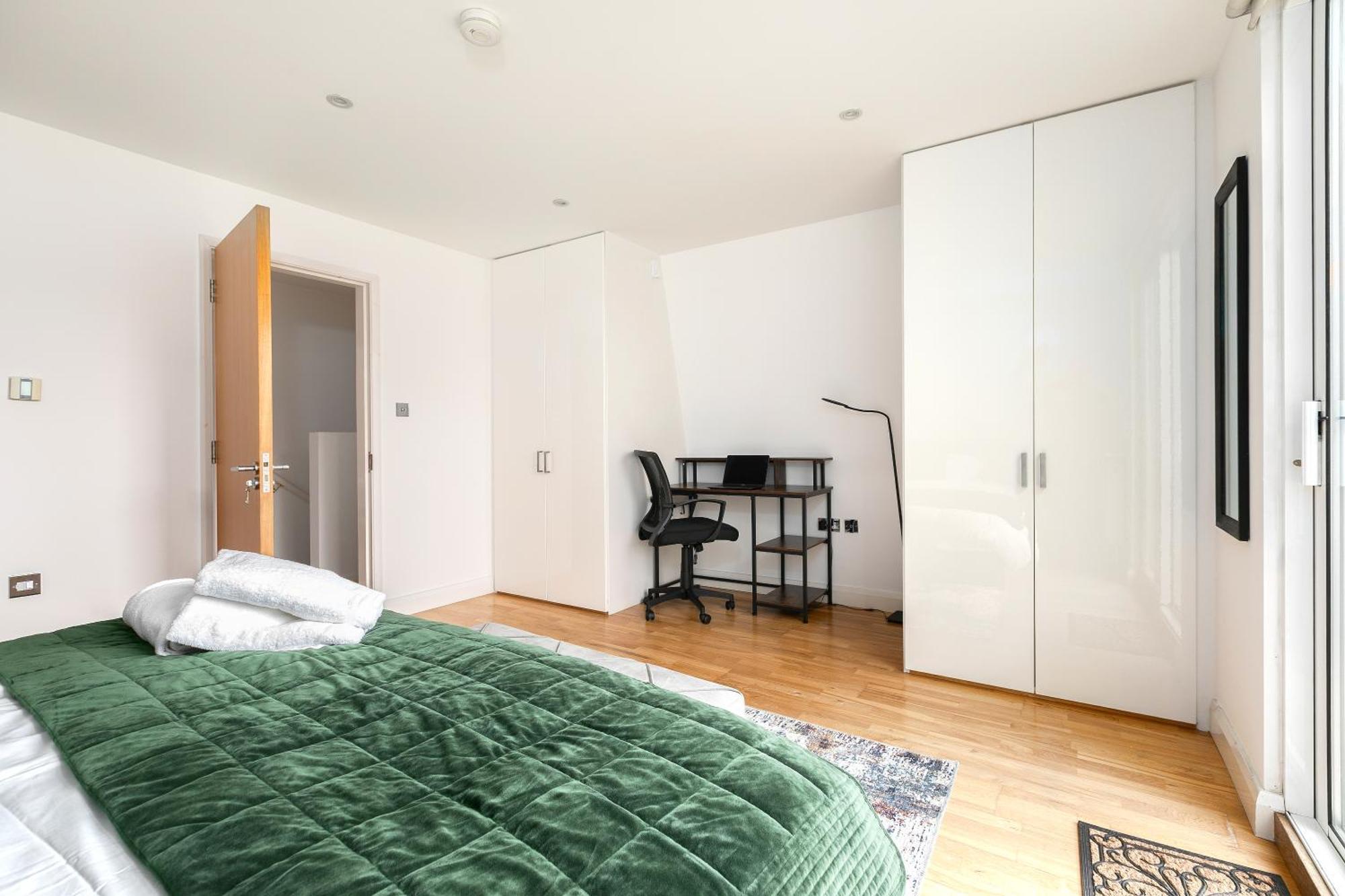 Apartment Shoreditch 3 Bedroom Large Lr 2 Balconies *