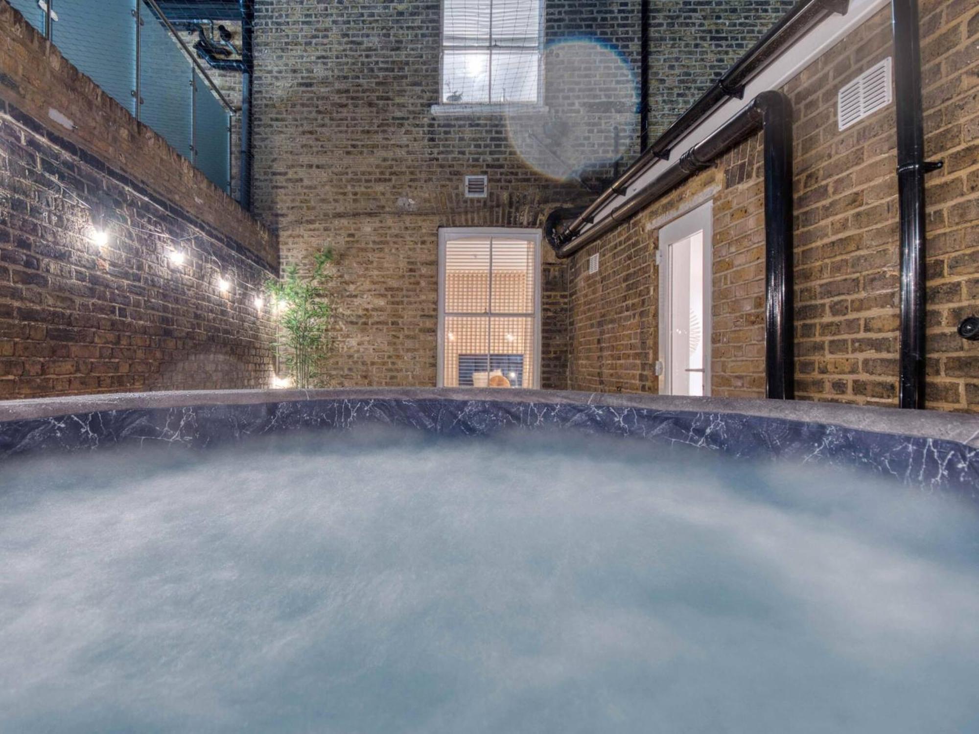 Putney High St - Hot Tub, Rooftop & Cinema Apartment