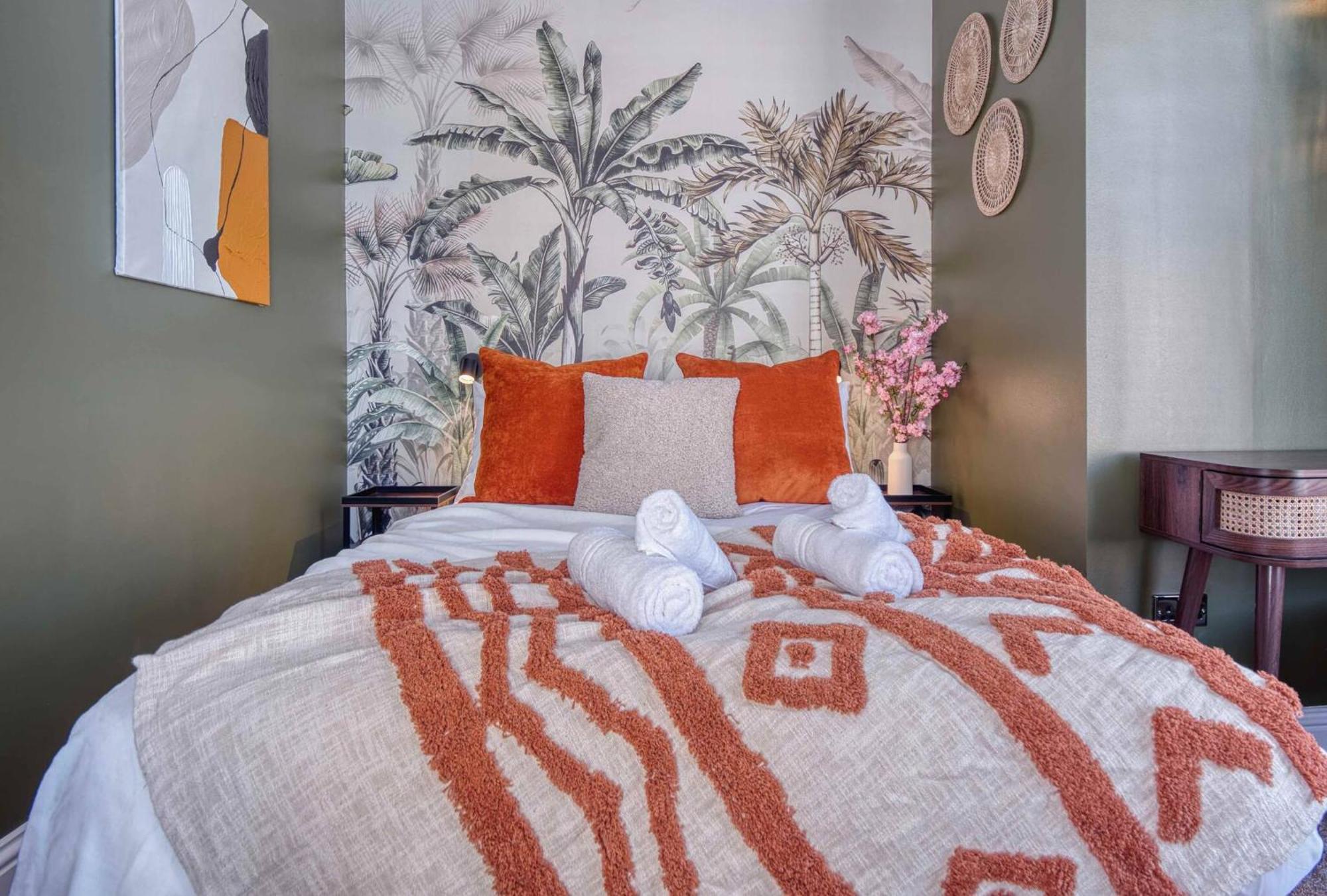 Putney High St - Hot Tub, Rooftop & Cinema Apartment London