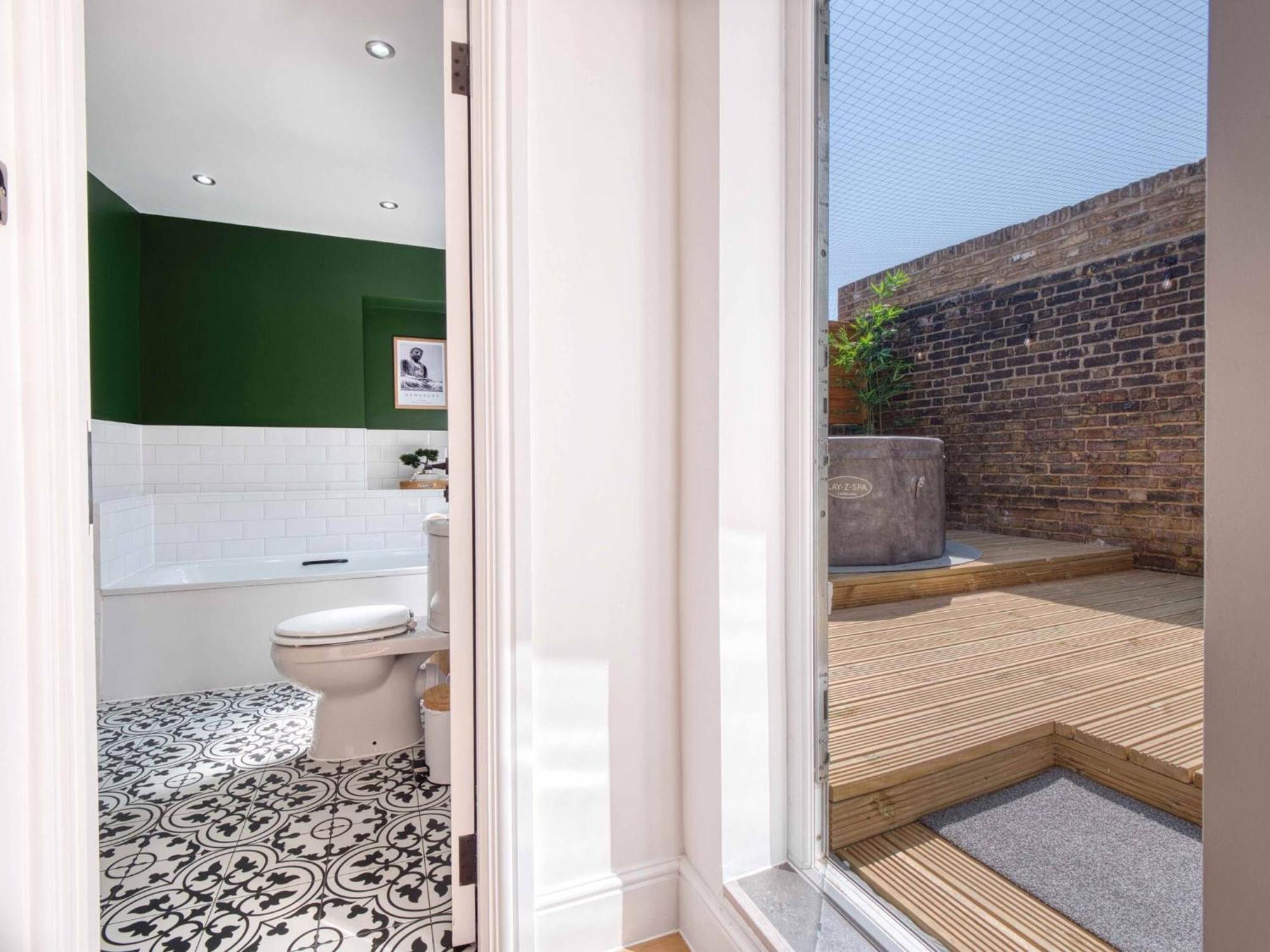 Putney High St - Hot Tub, Rooftop & Cinema * London
