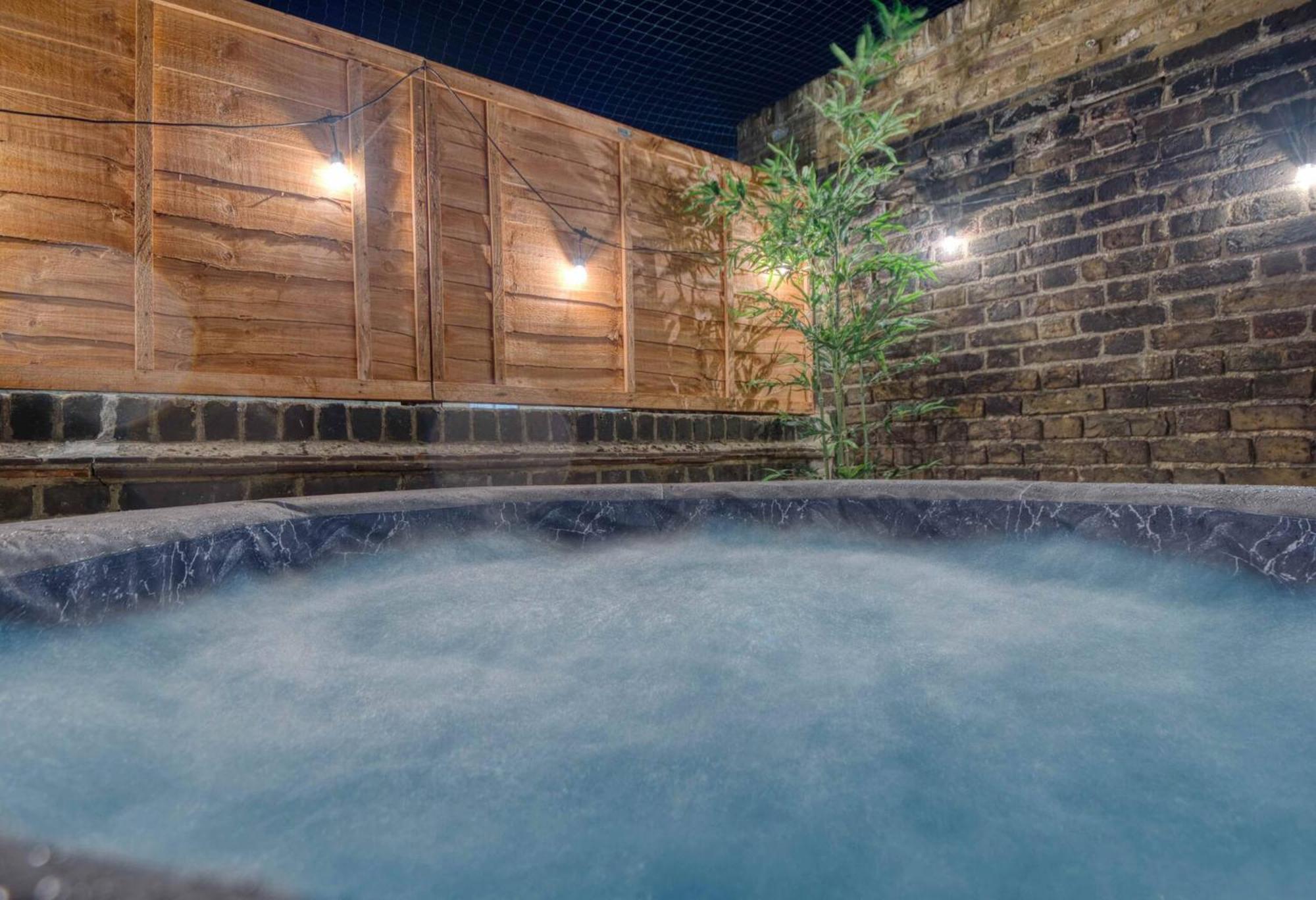 Putney High St - Hot Tub, Rooftop & Cinema Apartment *