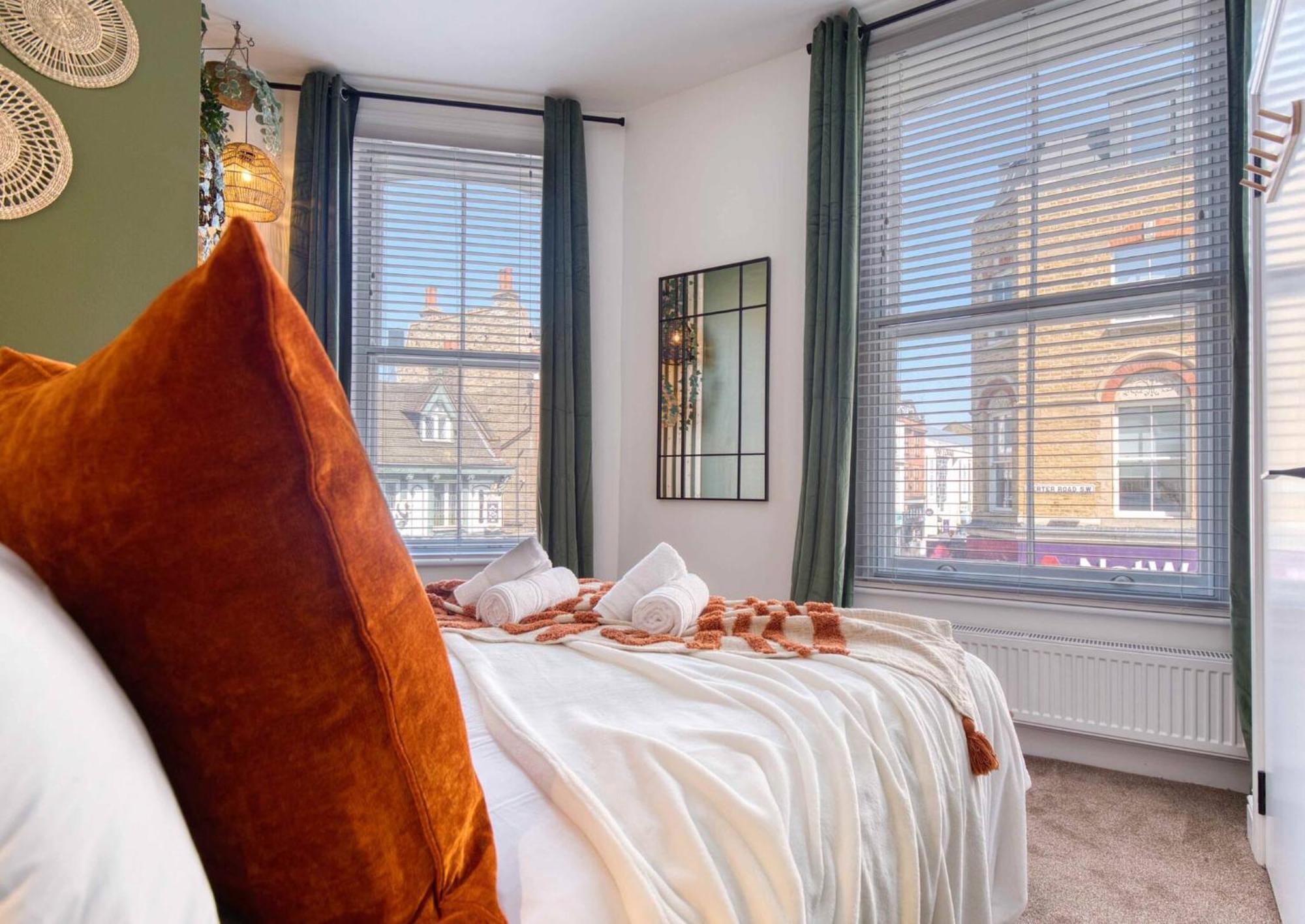 Putney High St - Hot Tub, Rooftop & Cinema Apartment London