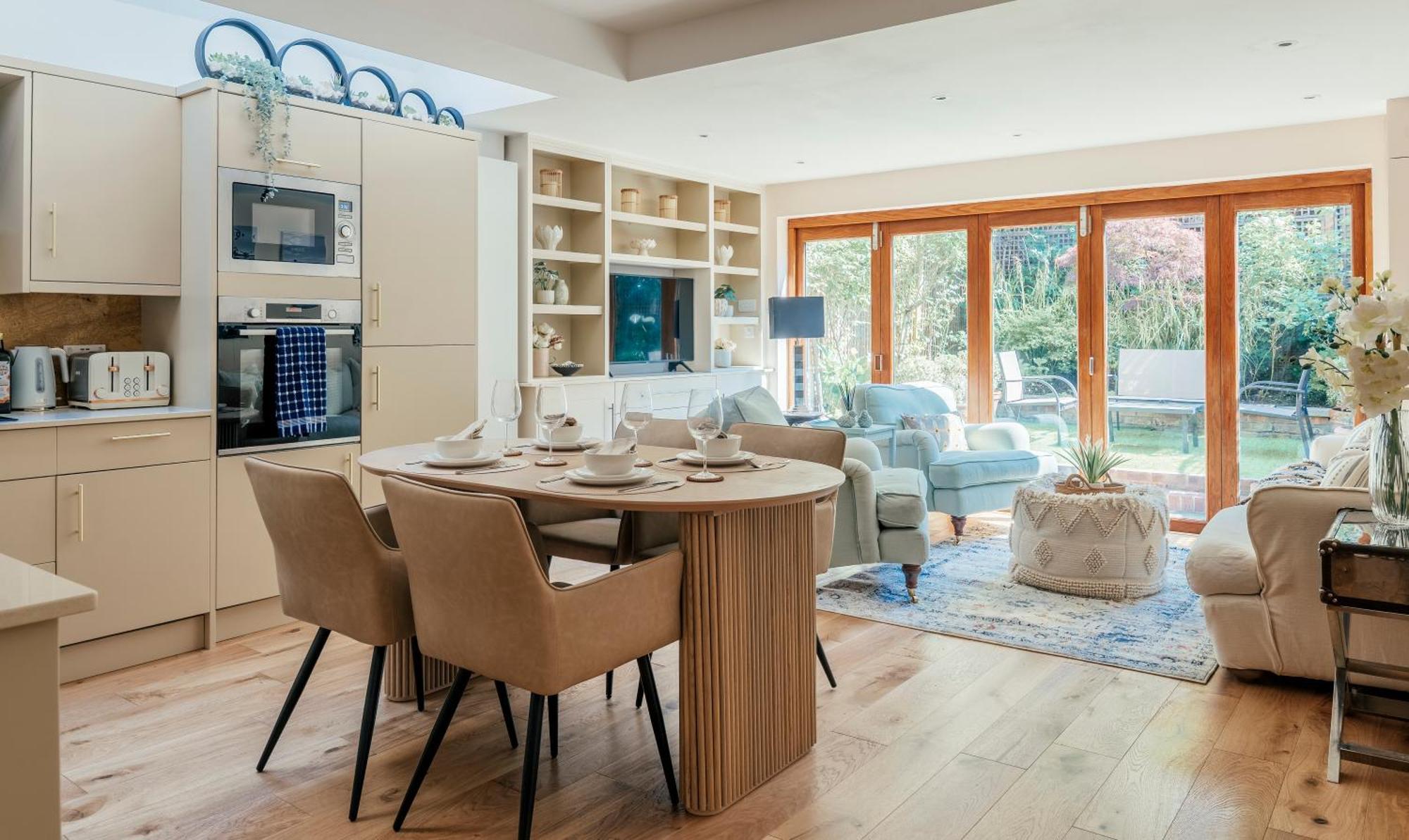Beautiful Ground Floor Private Garden Apartment *