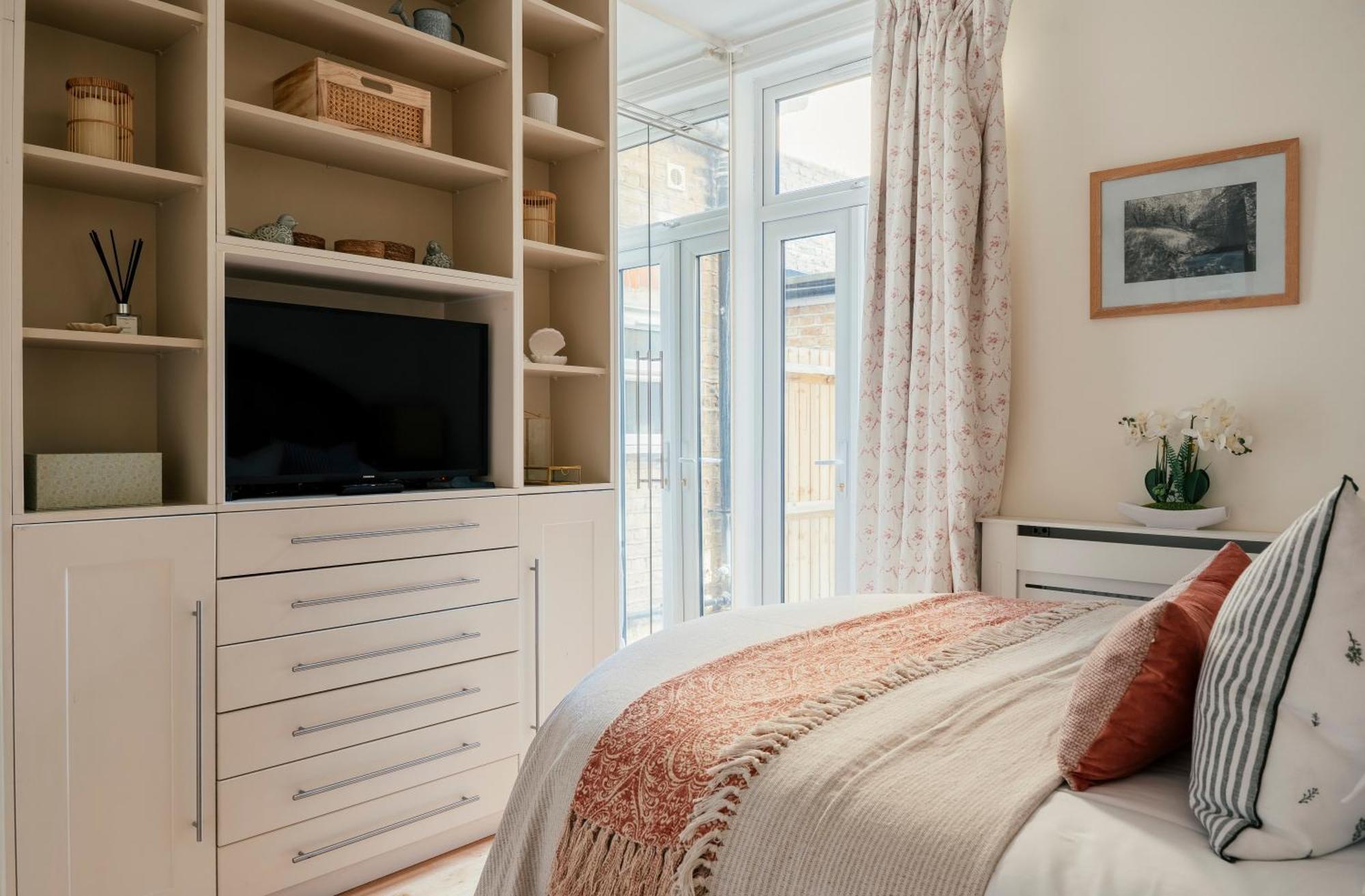 Beautiful Ground Floor Private Garden Apartment