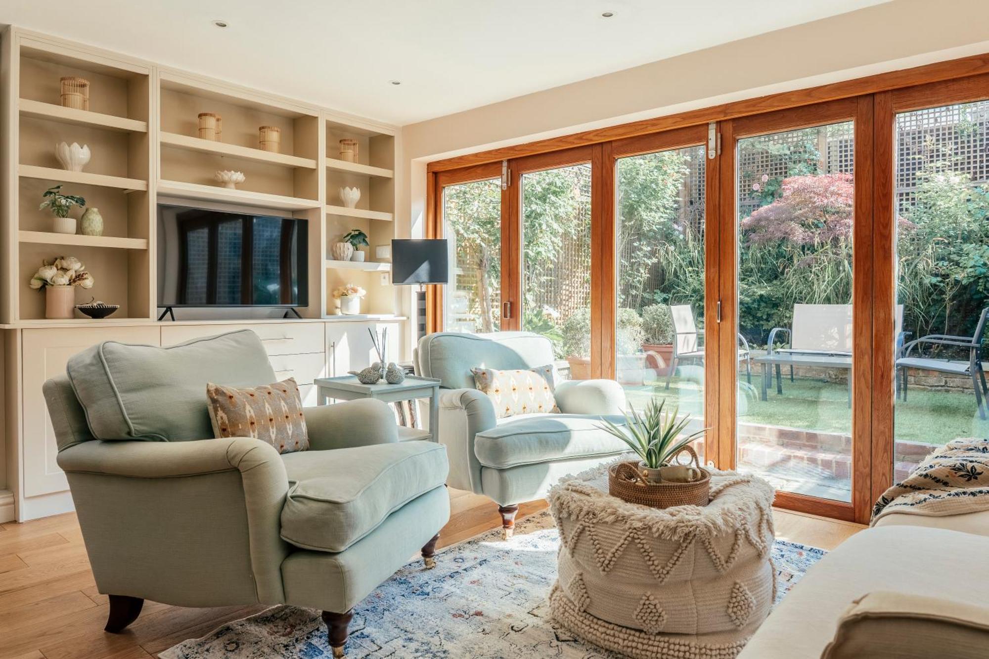 Beautiful Ground Floor Private Garden Apartment *