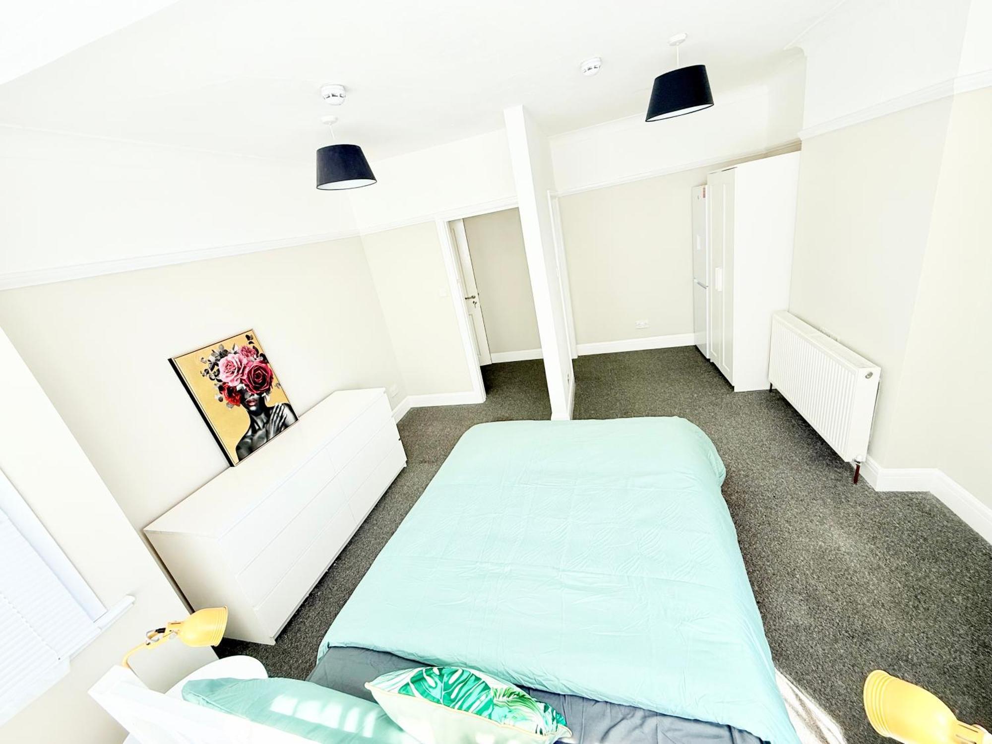 Holiday home Spacious 5-bedroom House Close To Station London
