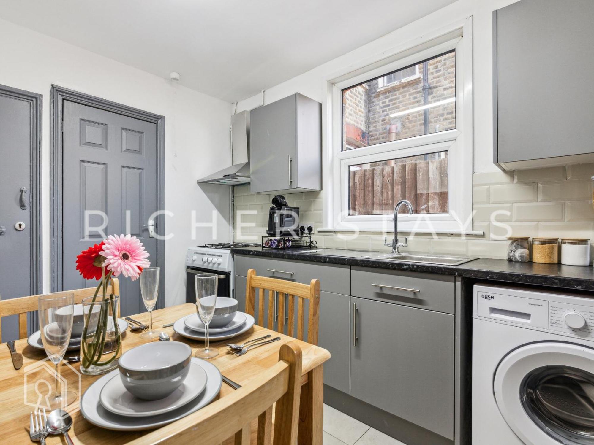 East Ldn Guest And Amenities