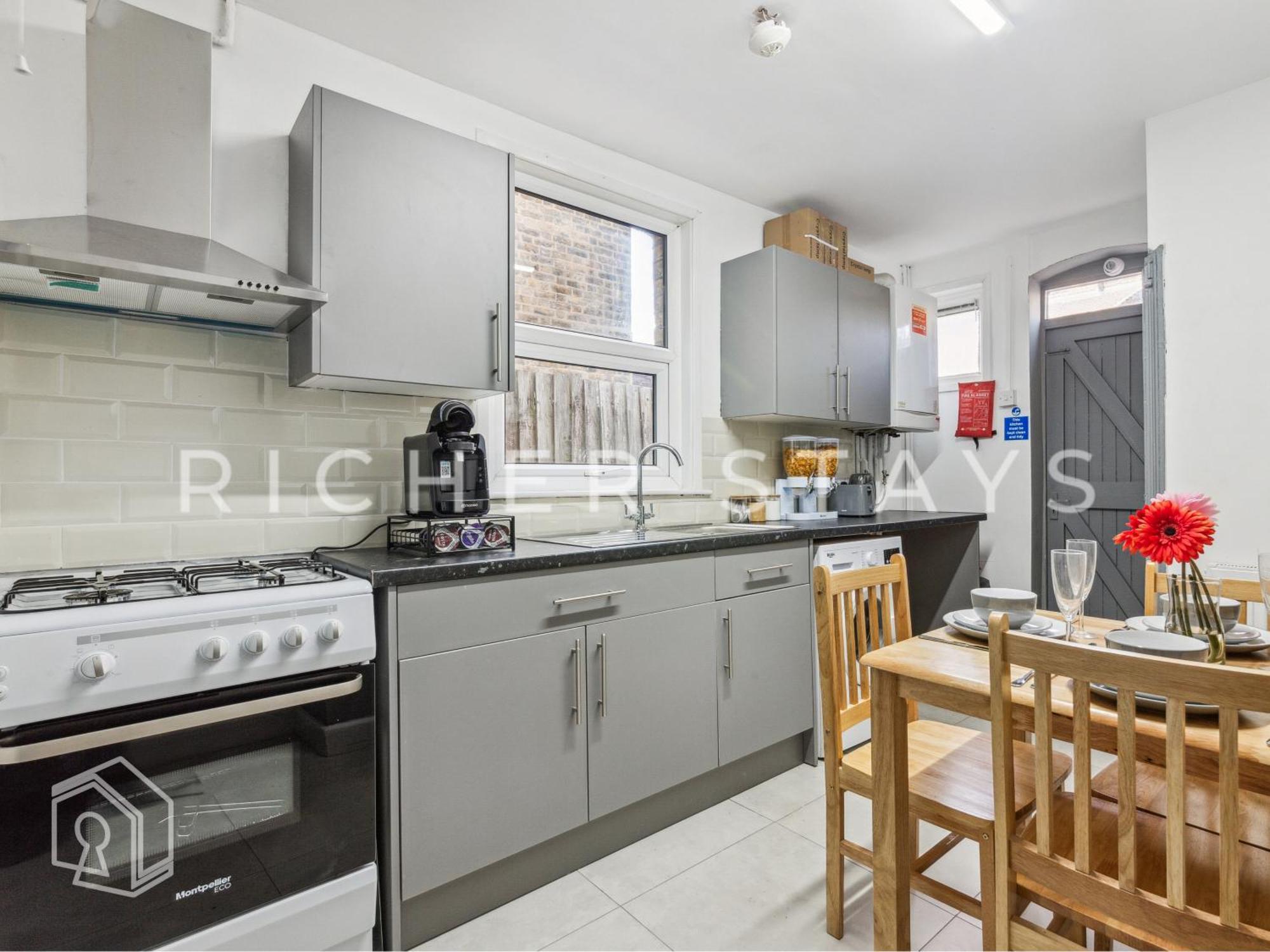 East Ldn Guest And Amenities Guest house
