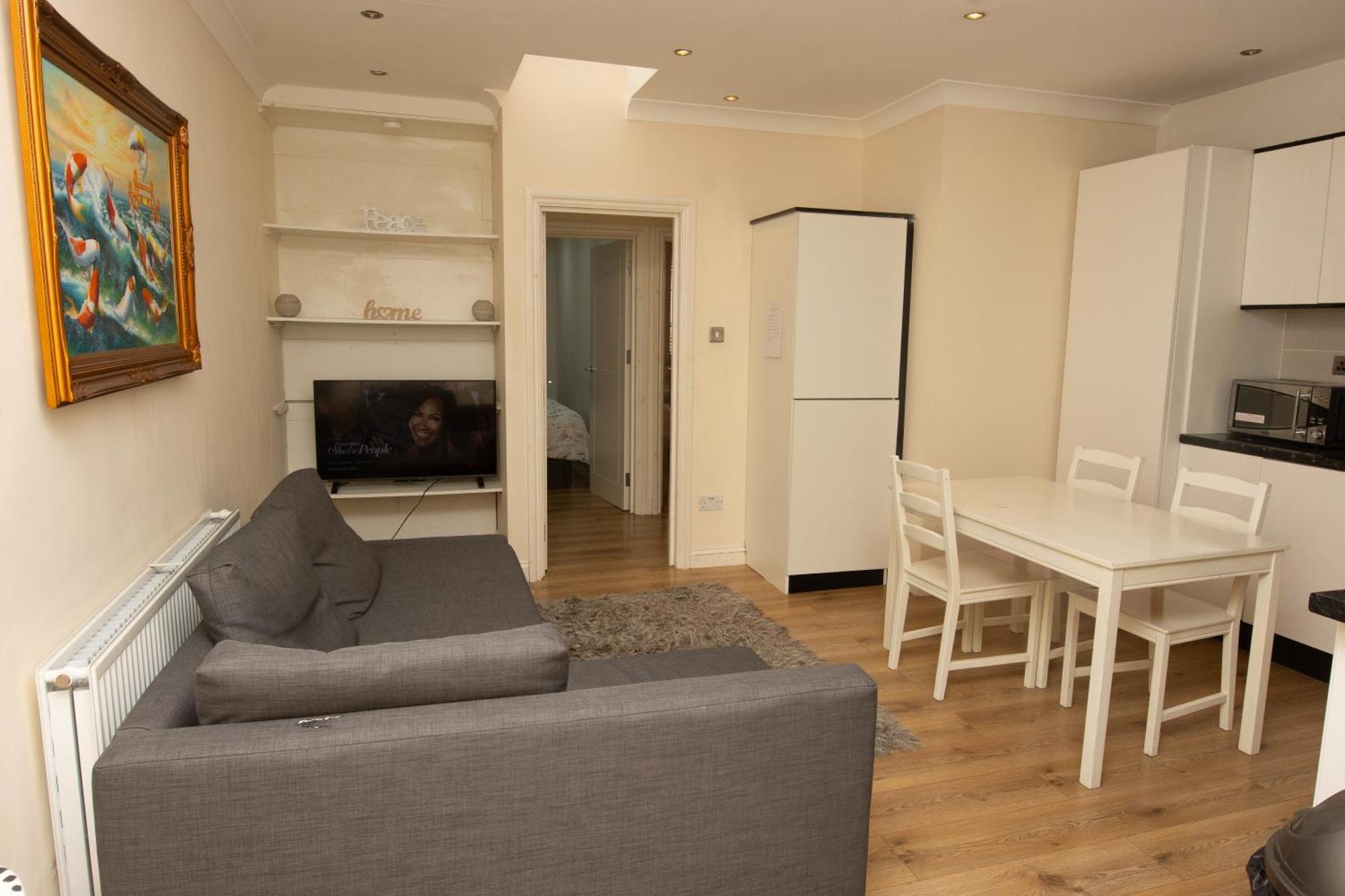 Evergreen Apartments- Flat 2 * London