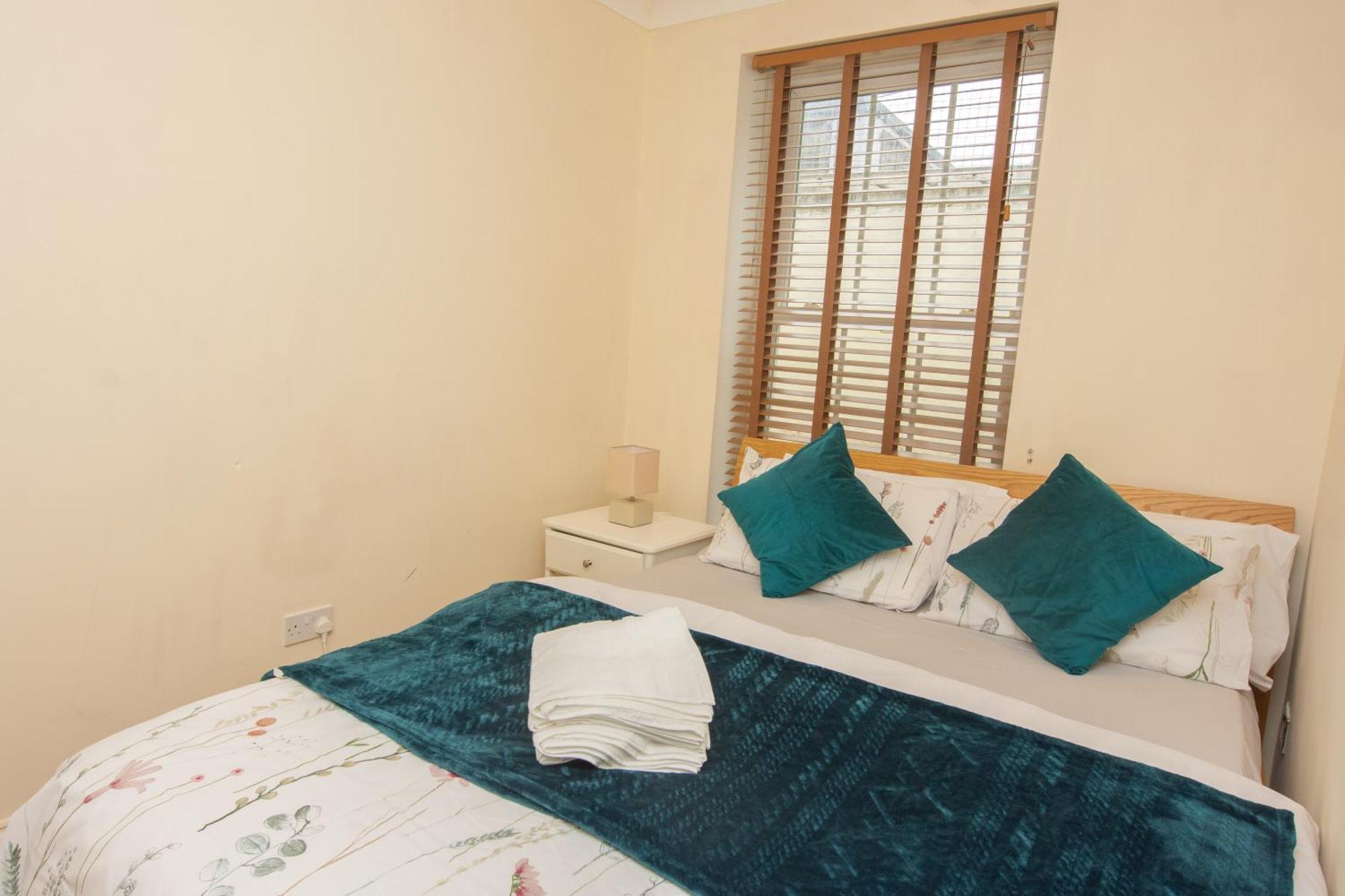 Evergreen Apartments- Flat 2 * London