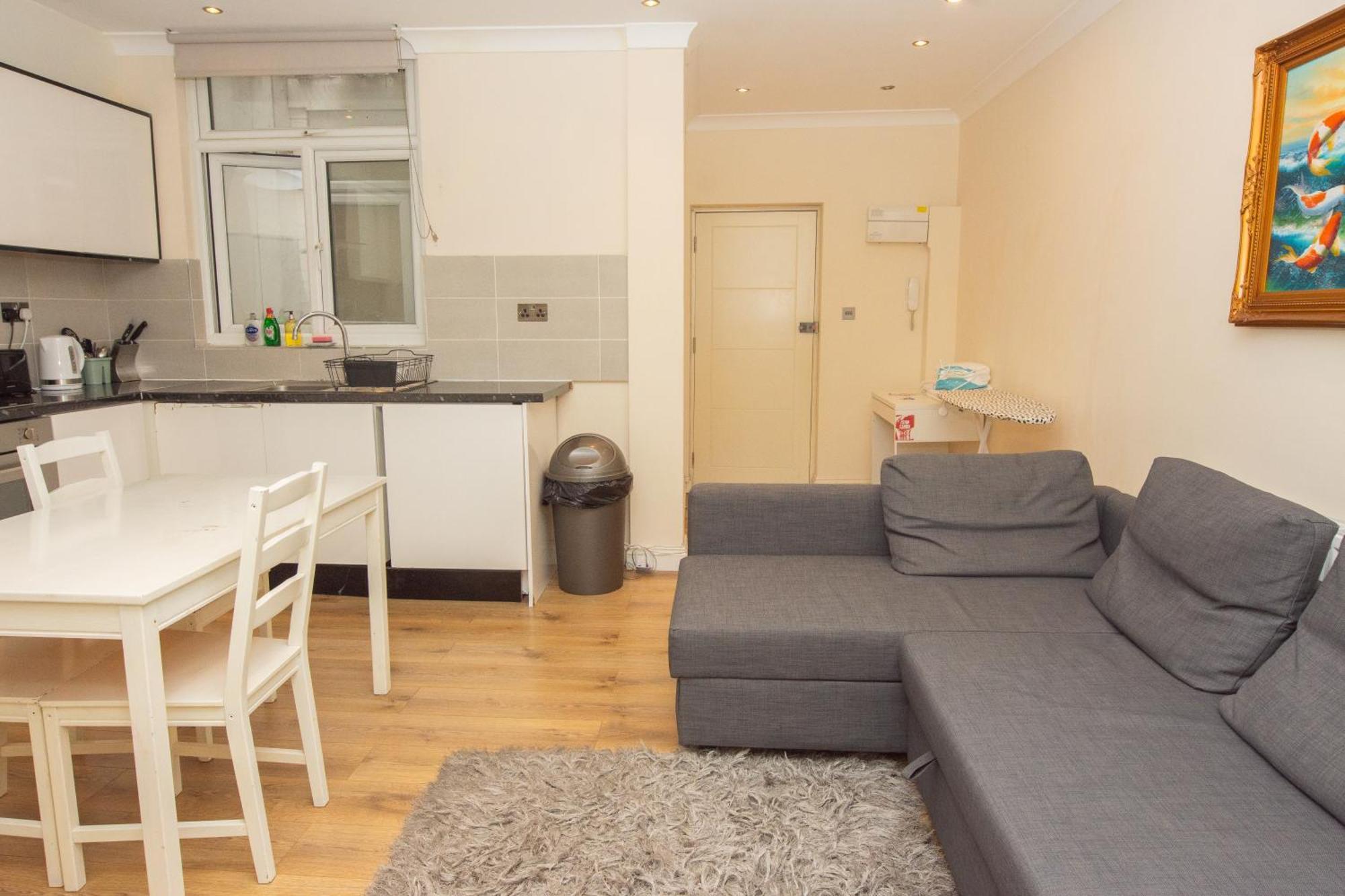 Apartment Evergreen Apartments- Flat 2 *